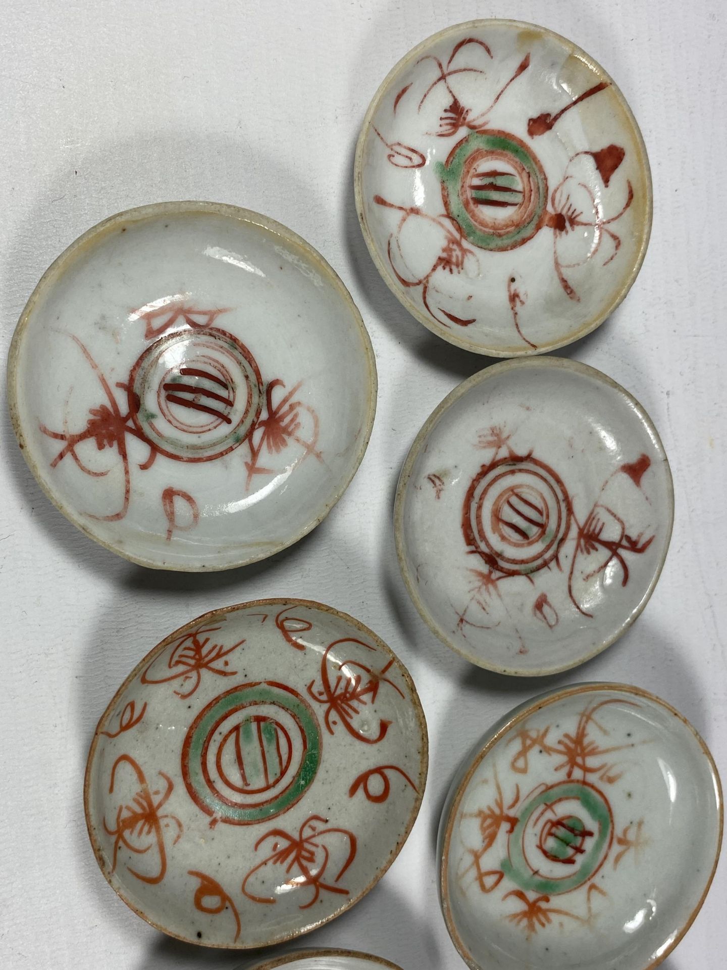 A SET OF SEVEN 18/19TH CENTURY CHINESE PORCELAIN DISHES, DIAMETER 6.5CM - Image 2 of 5
