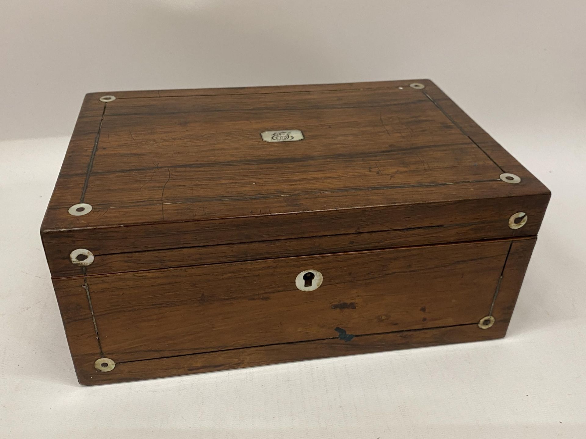 AN ANTIQUE ROSEWOOD AND MOTHER OF PEARL JEWELLERY BOX, LENGTH 25CM