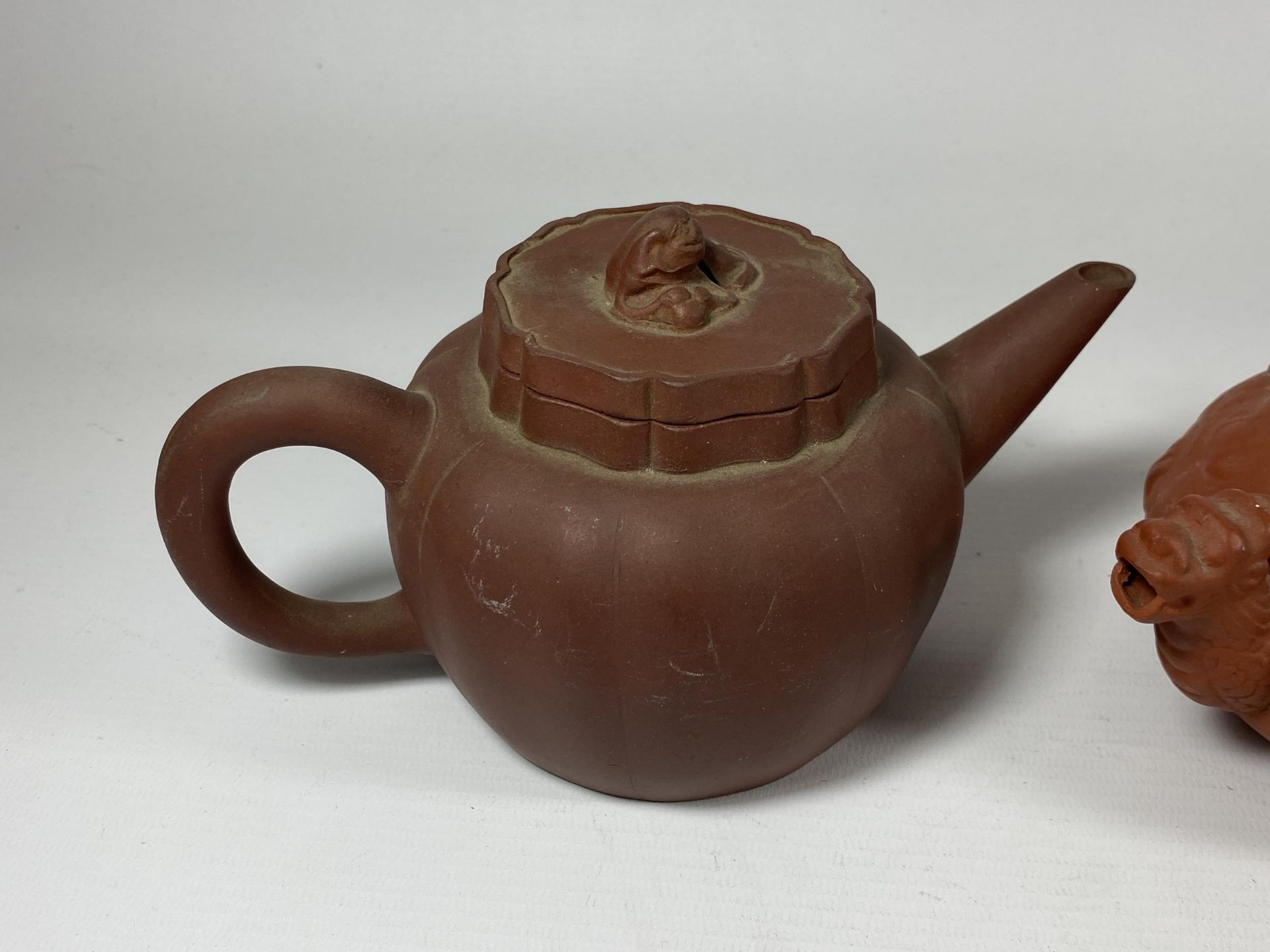 A GROUP OF THREE CHINESE YIXING CLAY TEAPOTS, LARGEST 10.5CM - Image 4 of 5