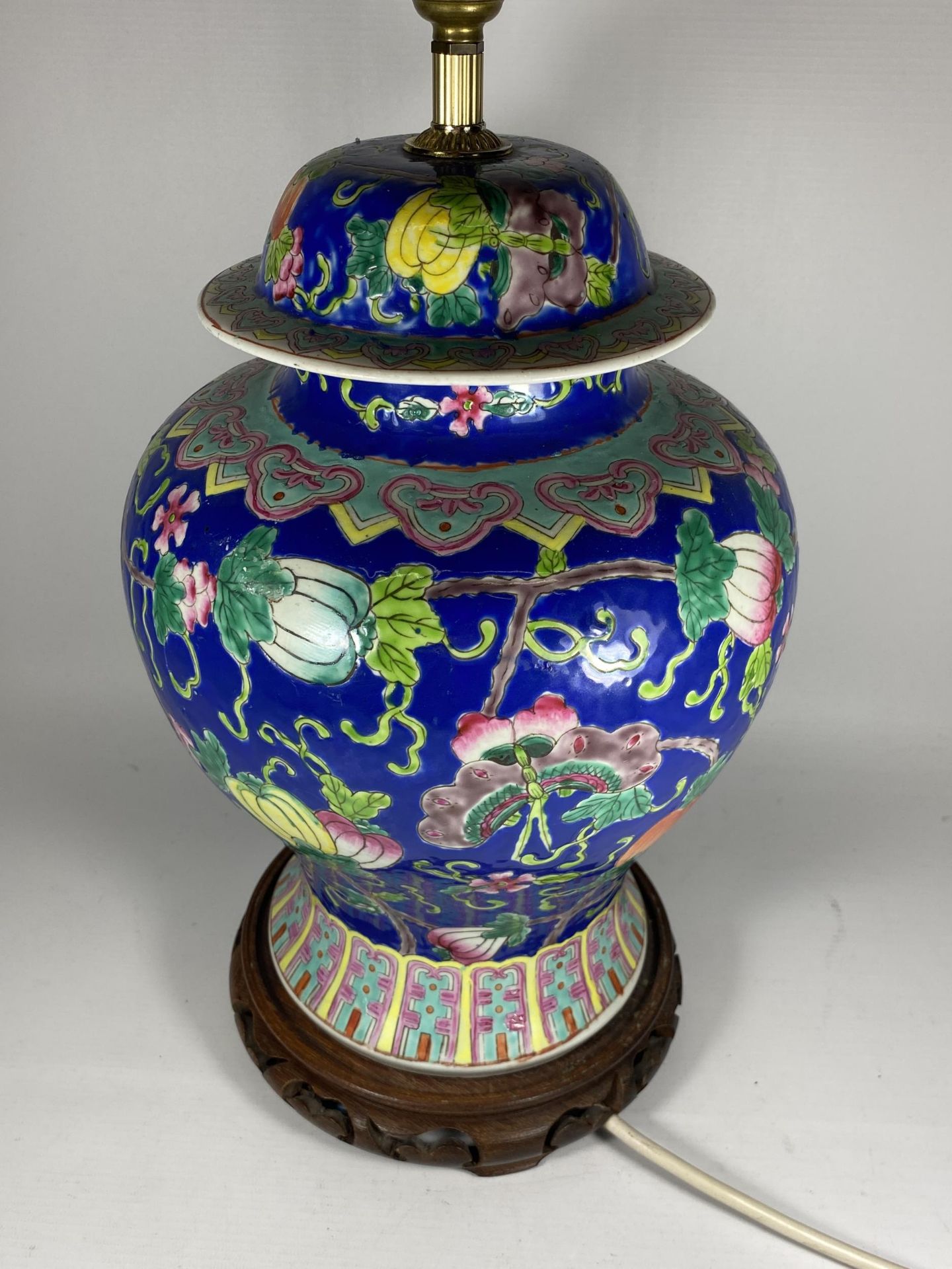 A LARGE CHINESE ENAMEL DESIGN PEACH BLOSSOM TABLE LAMP ON CARVED WOODEN BASE, HEIGHT INCLUDING - Image 3 of 4