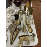 A LARGE COLLECTION OF BRASSWARE TO INCLUDE BELLOWS, FORKS, JUG, HORSE BRASSES ETC