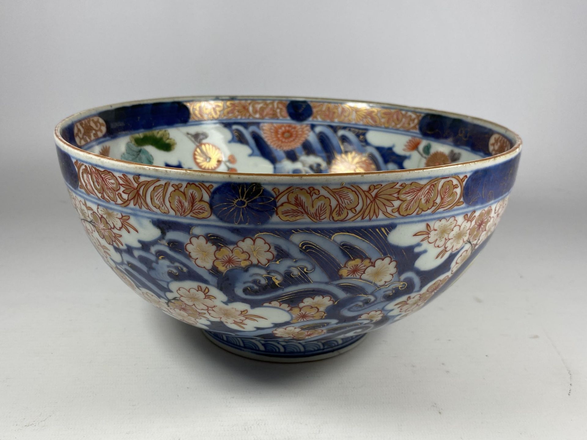 A LARGE JAPANESE MEIJI PERIOD (1868-1912) IMARI PORCELAIN FRUIT BOWL, FLORAL AND DOUBLE RING MARK TO - Image 2 of 9