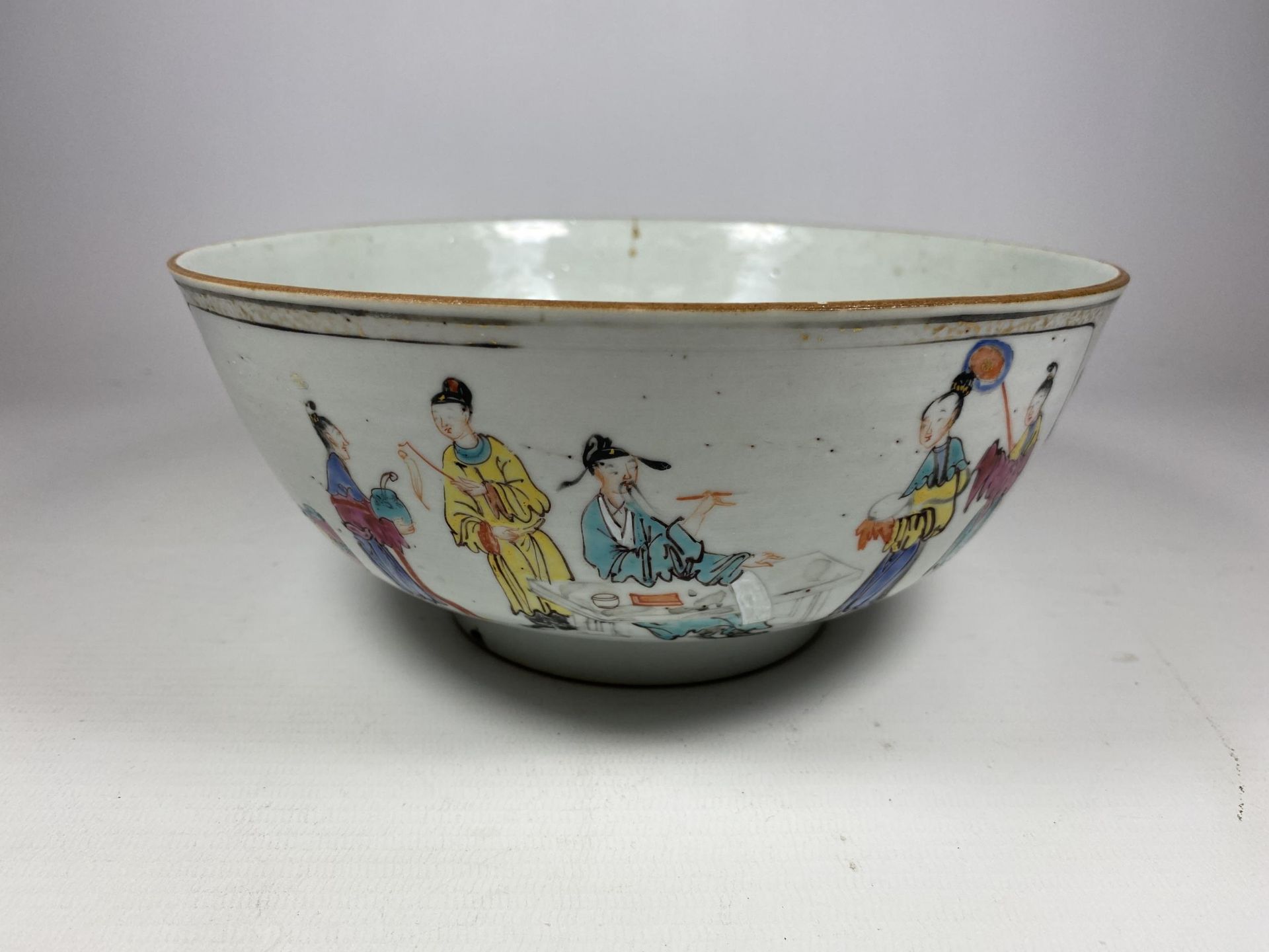 A LATE 18TH / EARLY 19TH CENTURY CHINESE PORCELAIN BOWL WITH ENAMELLED FIGURE DESIGN, DIAMETER 20CM