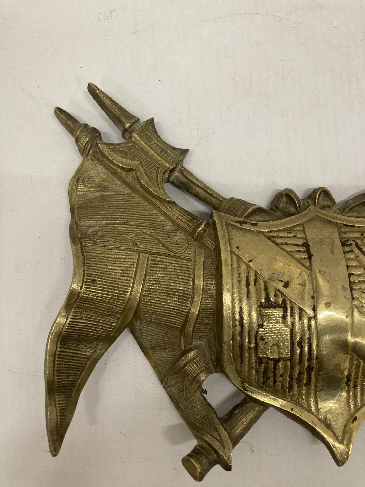 A BRASS COAT OF ARMS LENGTH 19CM - Image 2 of 3