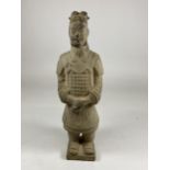 A CHINESE XIAN POTTERY / TERRACOTTA MODEL OF A WARRIOR, HEIGHT 25CM