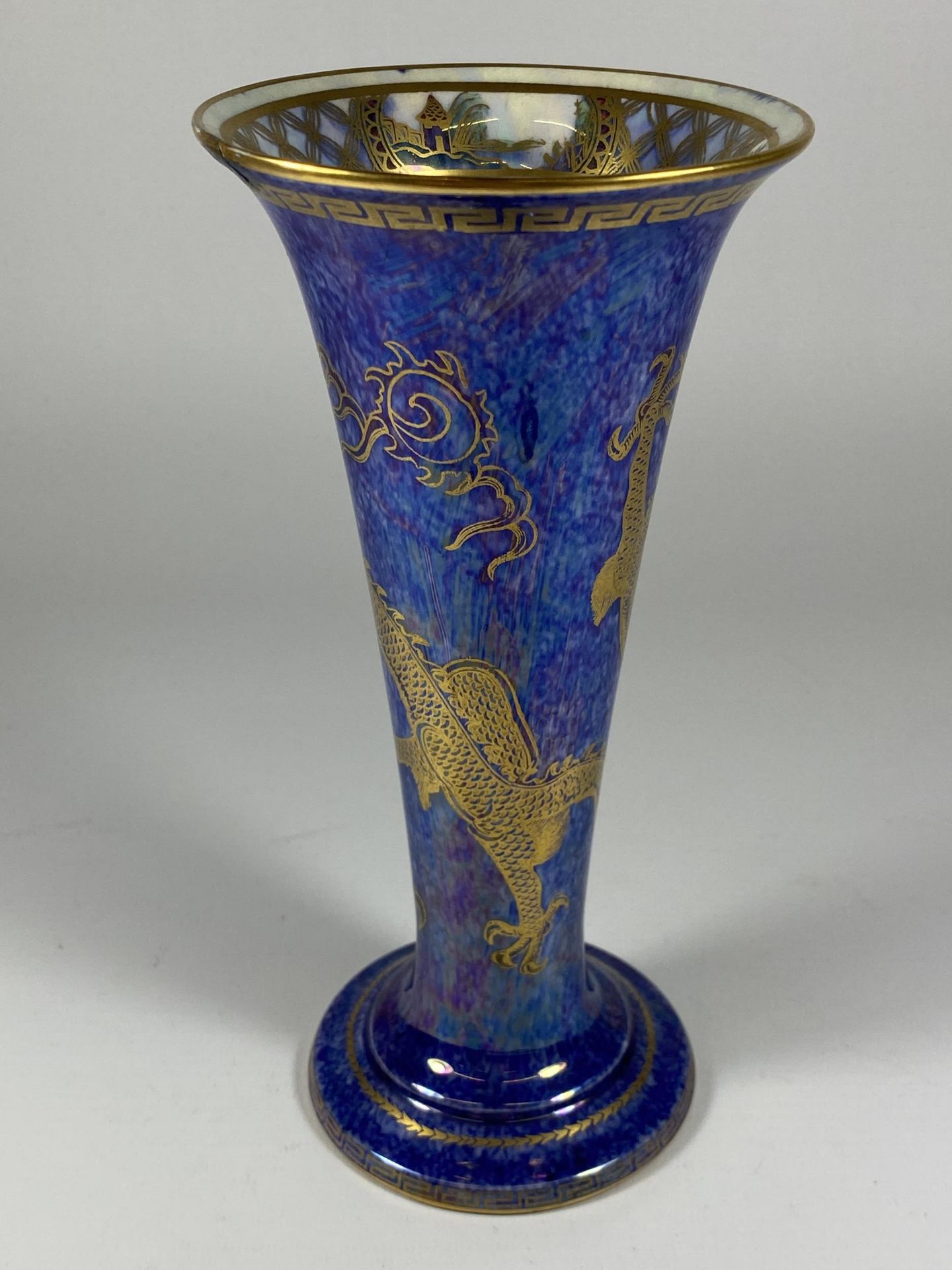 A WEDGWOOD DRAGON LUSTRE TRUMPET VASE, HEIGHT 20CM, RESTORATION TO RIM - Image 3 of 6