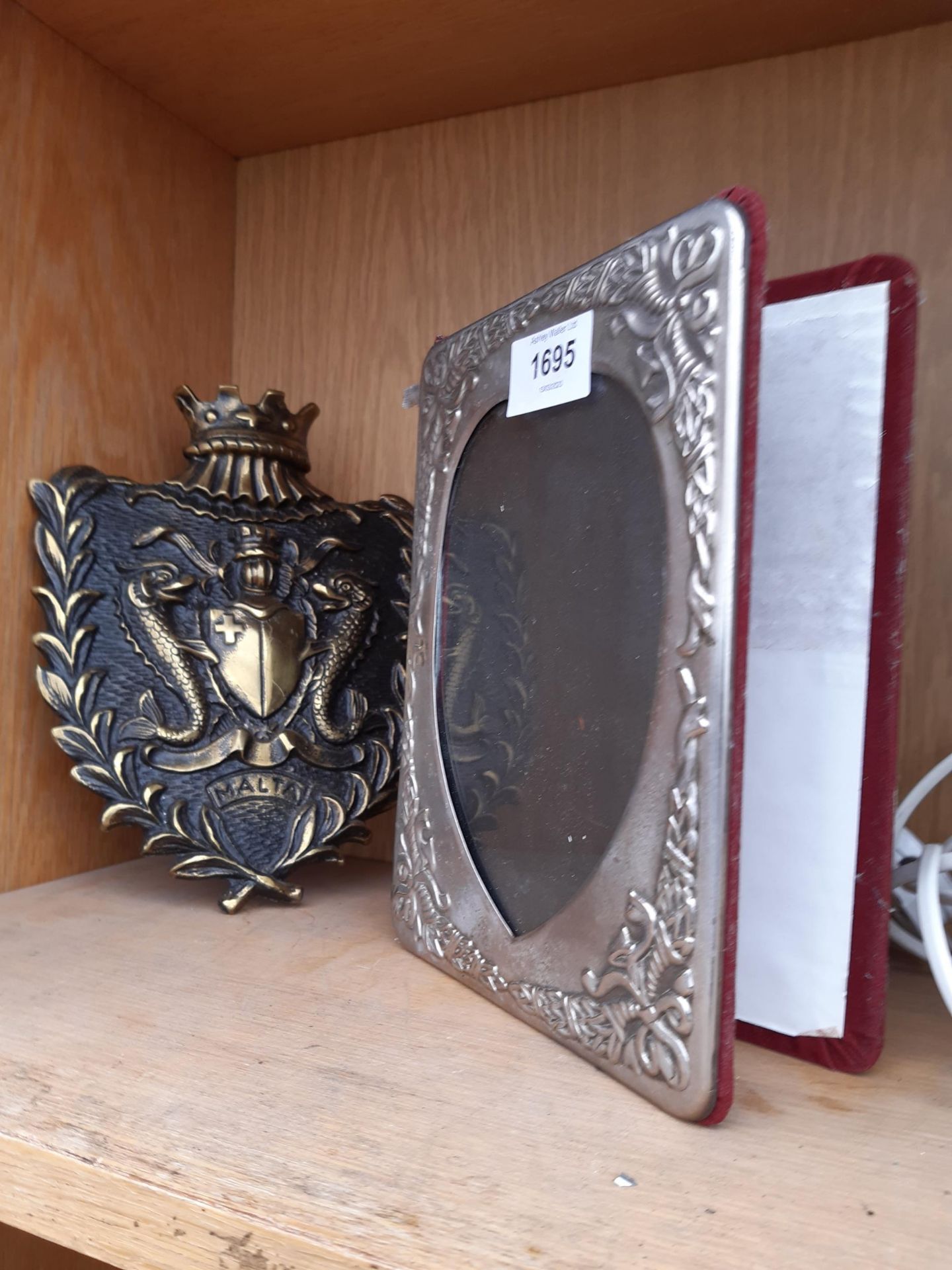 AN ASSORTMENT OF ITEMS TO INCLUDE A TIFFANY STYLE TABLE LAMP AND A PICTURE FRAME ETC - Image 3 of 3
