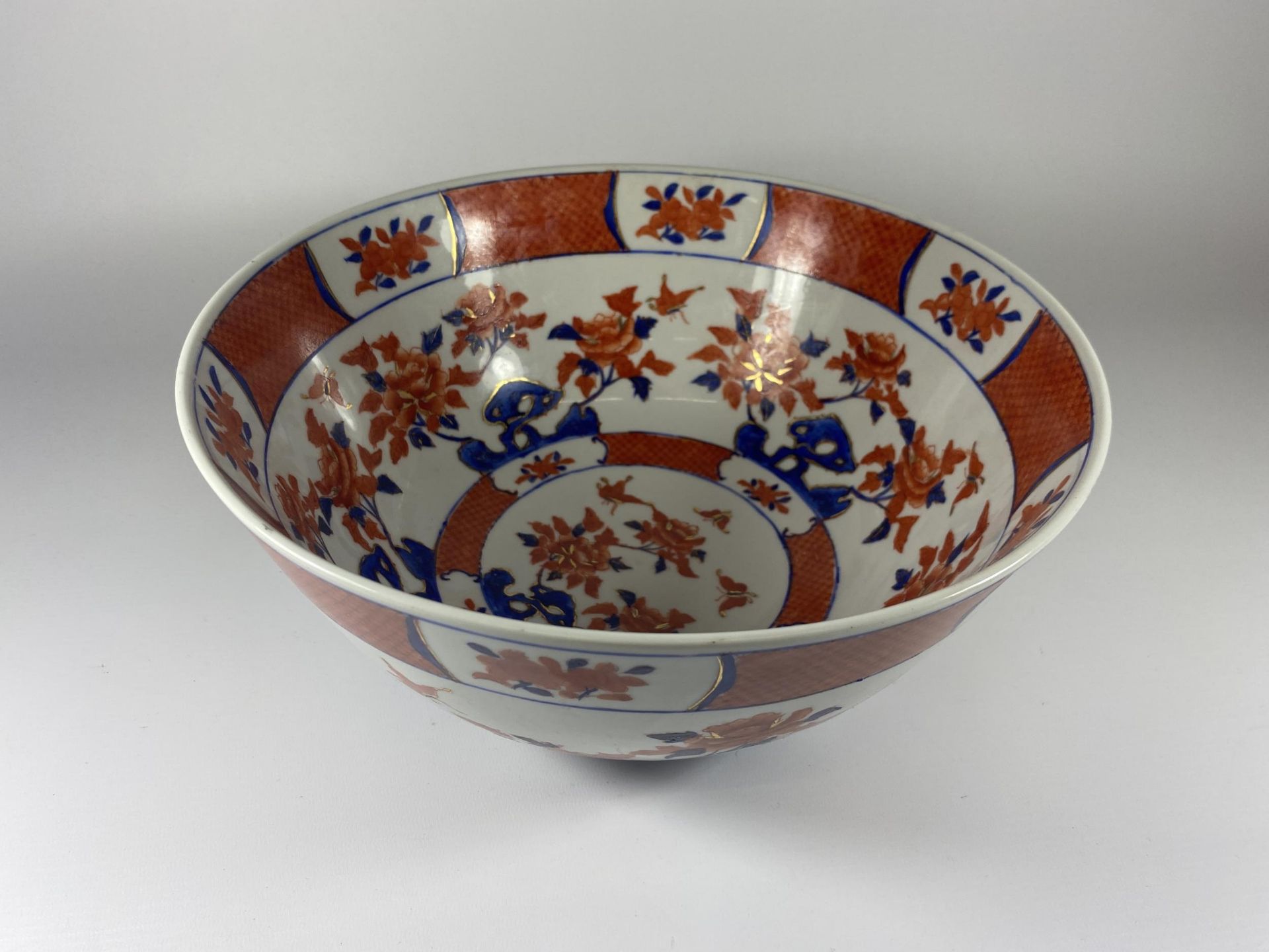 A LARGE HONG KONG IMARI STYLE FRUIT BOWL, DIAMETER 31CM