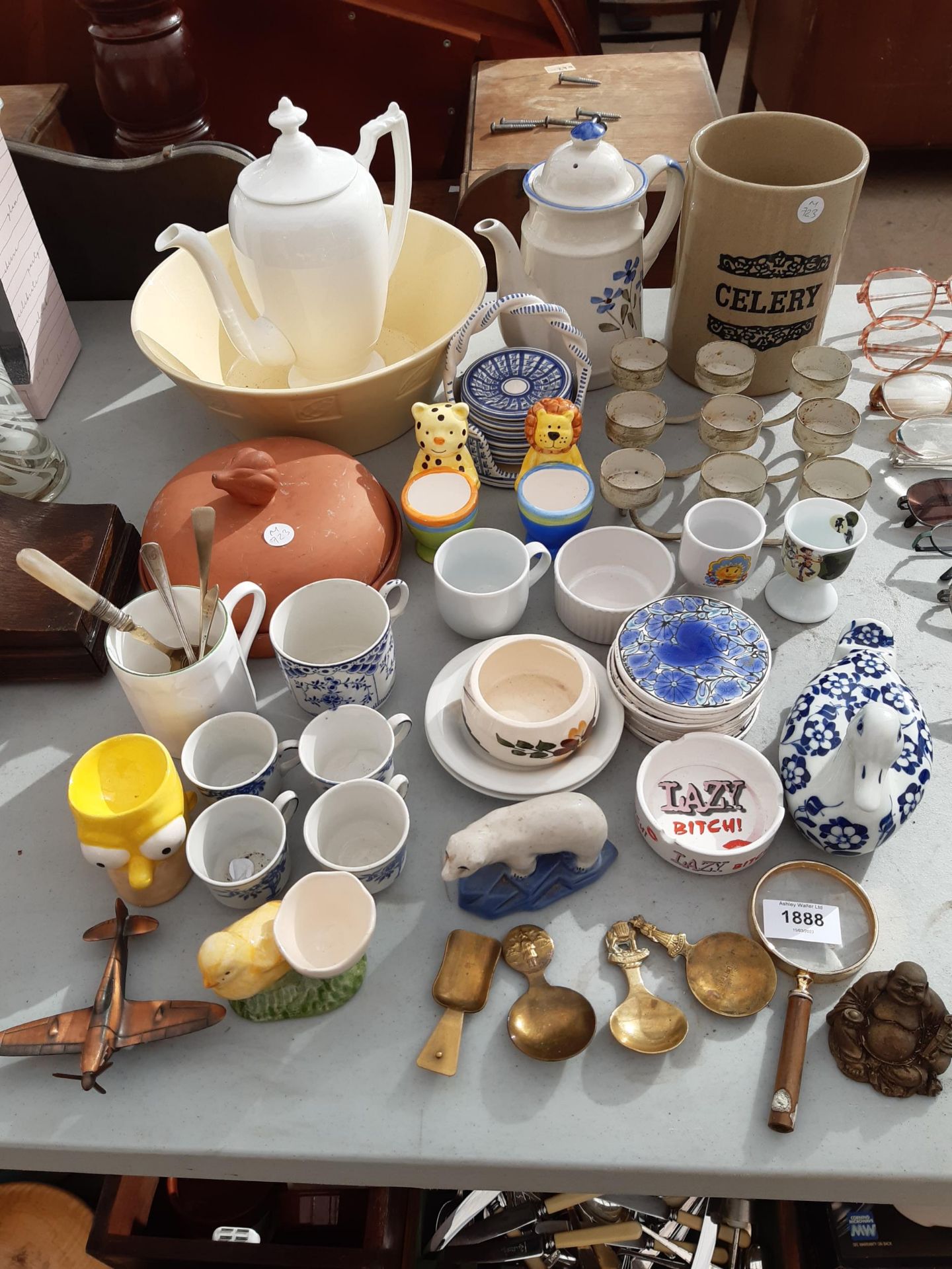 AN ASSORTMENT OF CERAMICS TO INCLUDE EGG CUPS AND A CELERY POT ETC