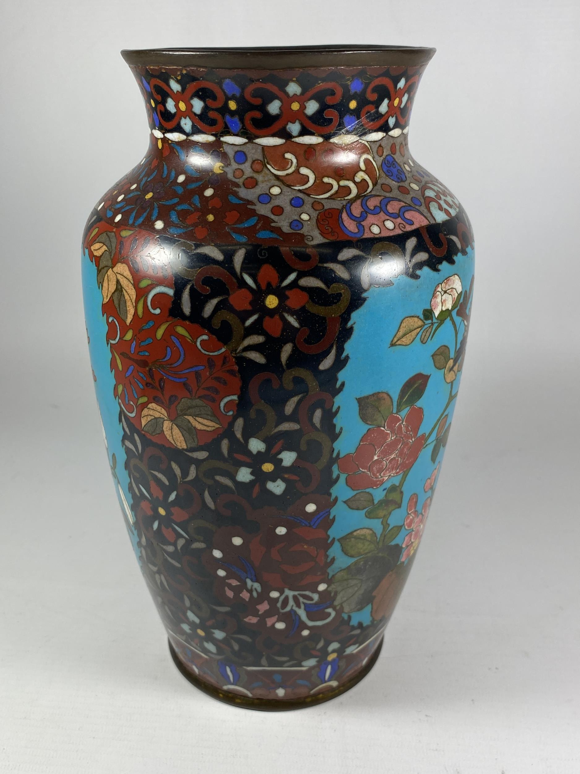 A 19TH CENTURY CHINESE CLOISONNE VASE WITH BIRD & FLORAL DESIGN, HEIGHT 26.5CM - Image 2 of 6