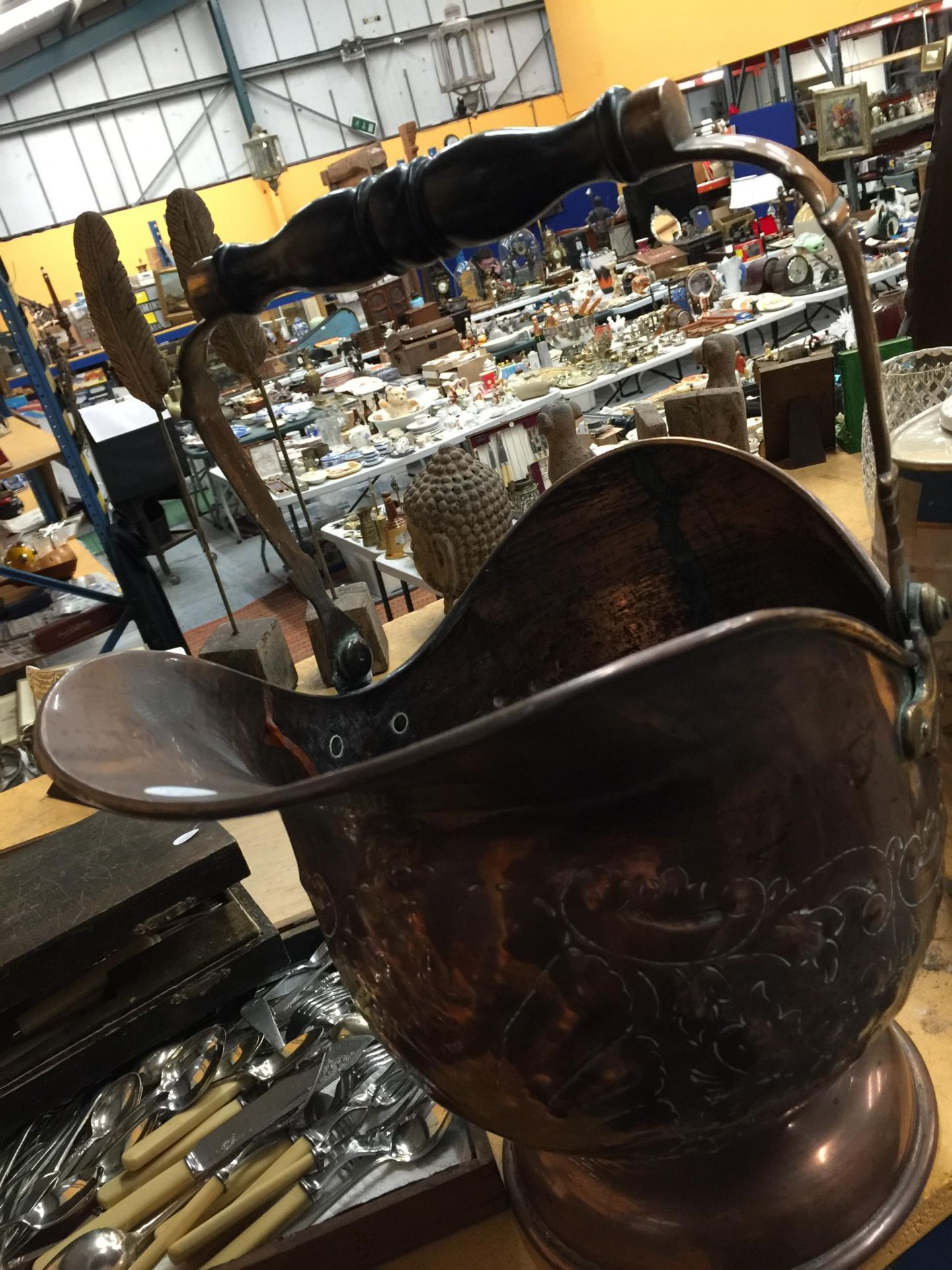 A LARGE FIREMAN'S HELMET STYLE COPPER COAL SCUTTLE HEIGHT 35CM - Image 3 of 3