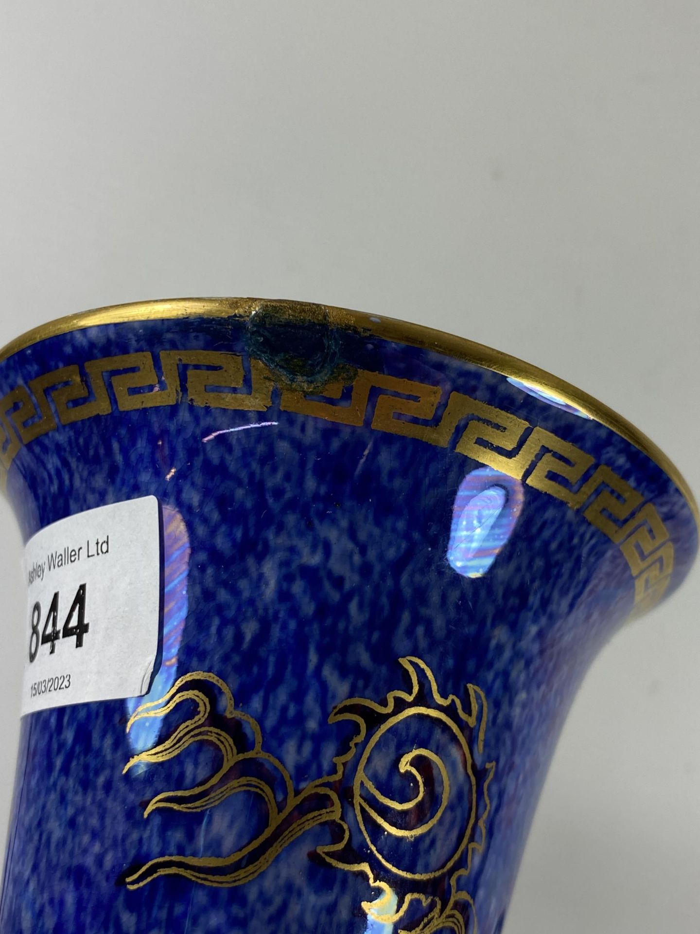 A WEDGWOOD DRAGON LUSTRE TRUMPET VASE, HEIGHT 20CM, RESTORATION TO RIM - Image 6 of 6