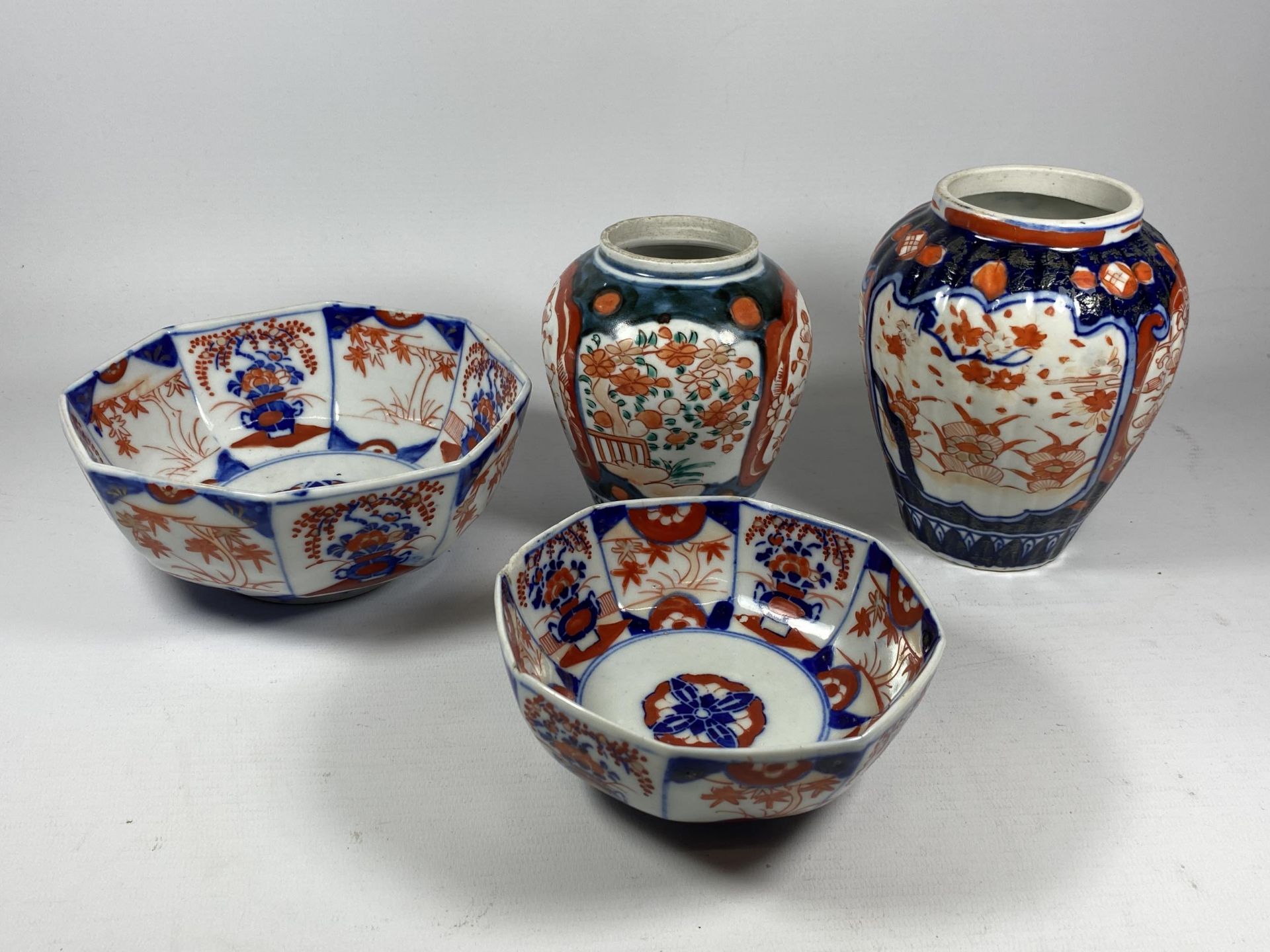 A GROUP OF FOUR JAPANESE IMARI ITEMS TO INCLUDE TWO OVOID JARS AND TWO OCTAGONAL BOWLS, HEIGHT OF