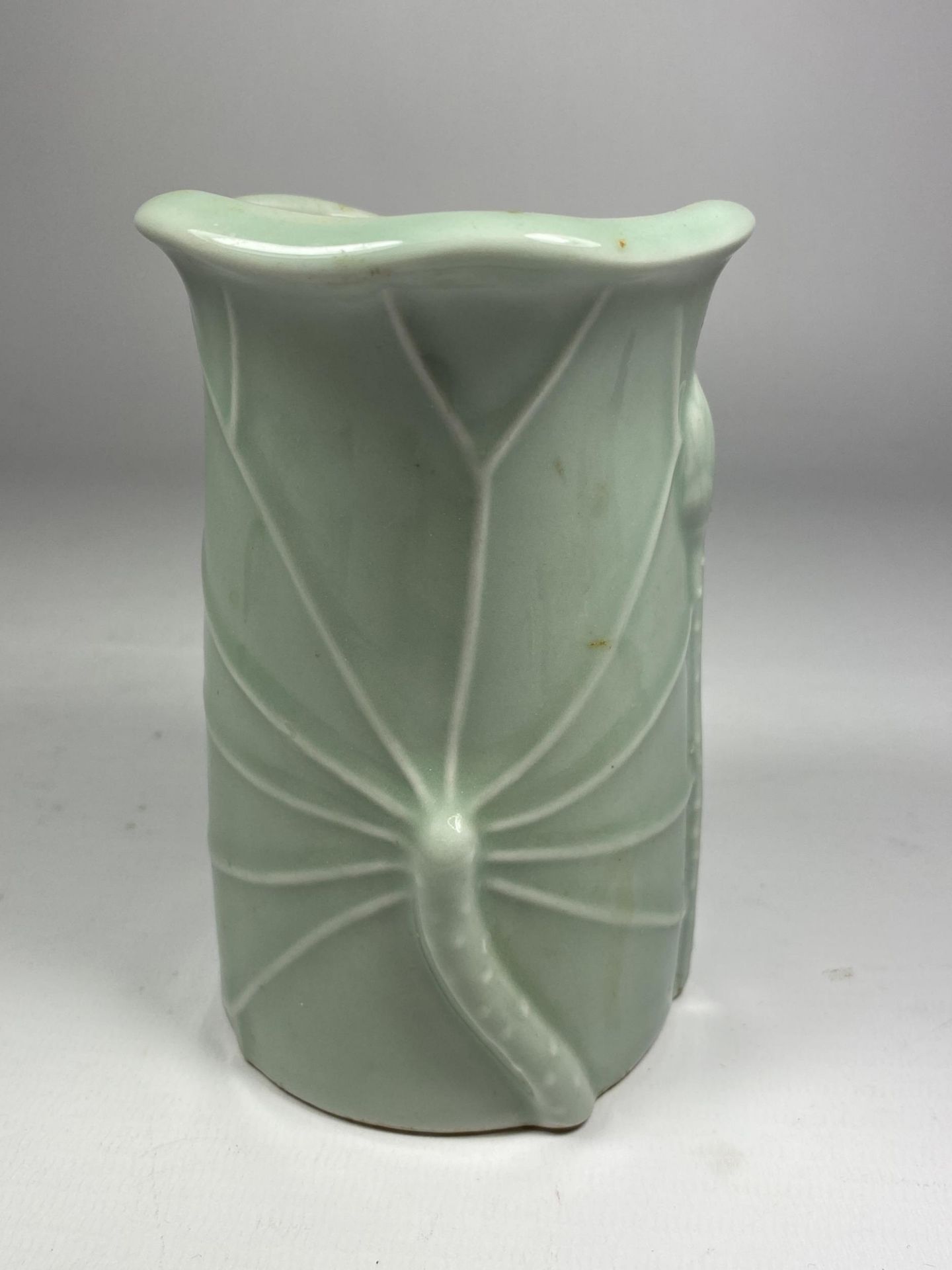 A CHINESE CELADON PORCELAIN VASE WITH STEM DESIGN, UNMARKED TO BASE, HEIGHT 12.5CM