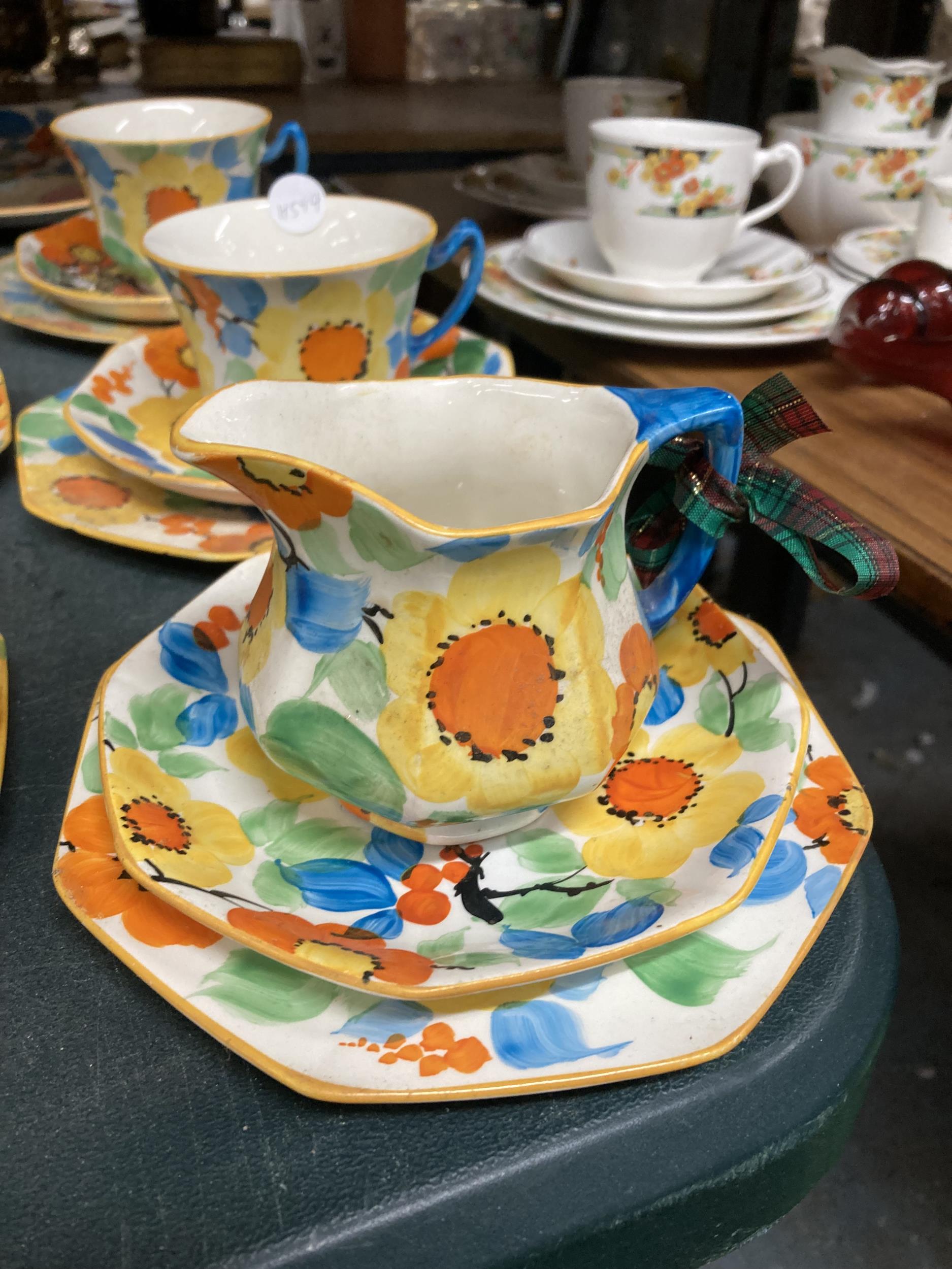 A VINTAGE TEASET IN A FLORAL DESIGN TO INCLUDE A CAKE PLATE, CUPS, SAUCERS, SIDE PLATES, A CREAM JUG - Image 2 of 3