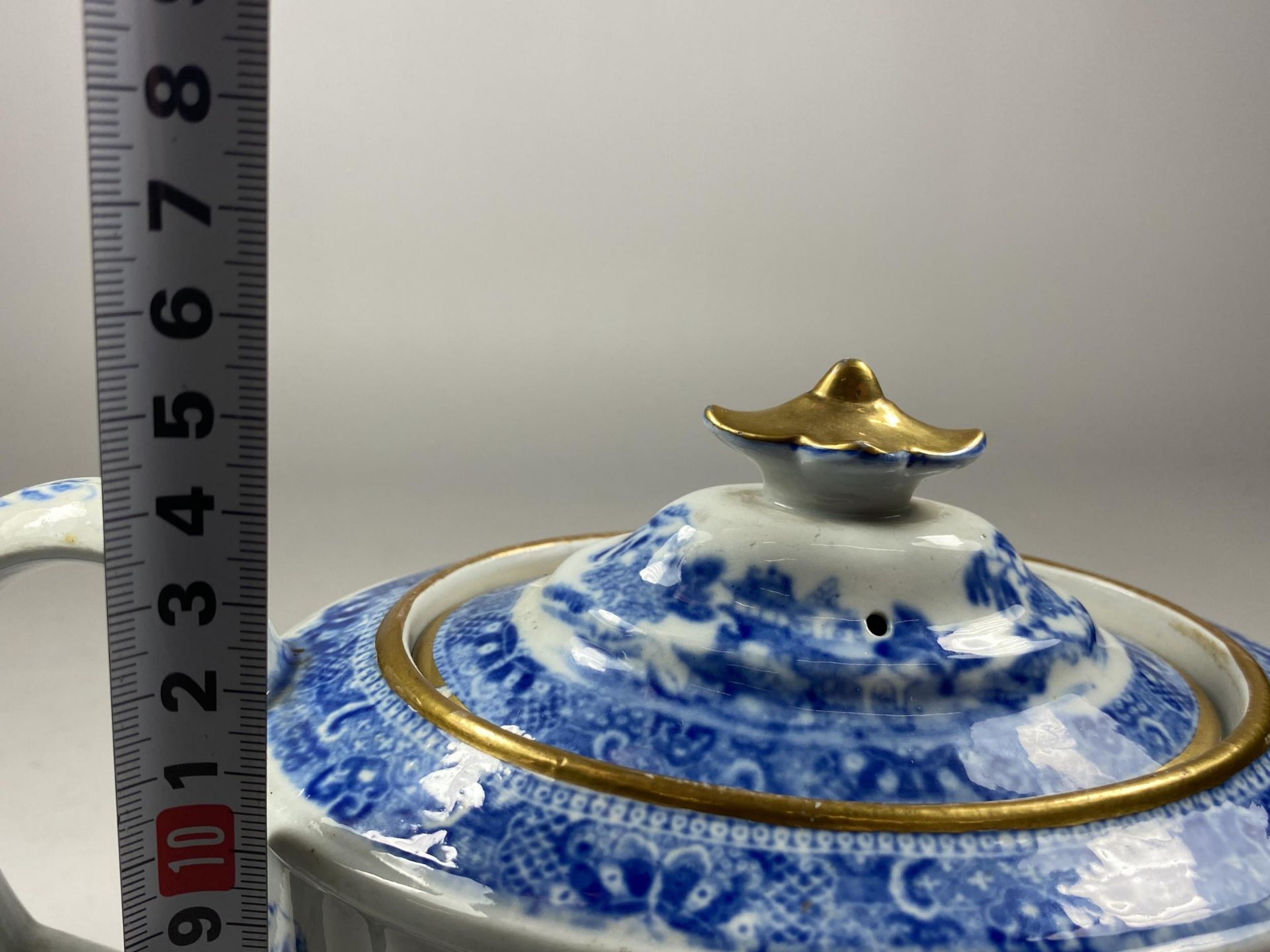 A CHINESE QING BLUE & WHITE EXPORT PORCELAIN TEAPOT WITH PAGODA DESIGN, HEIGHT 15CM - Image 6 of 6