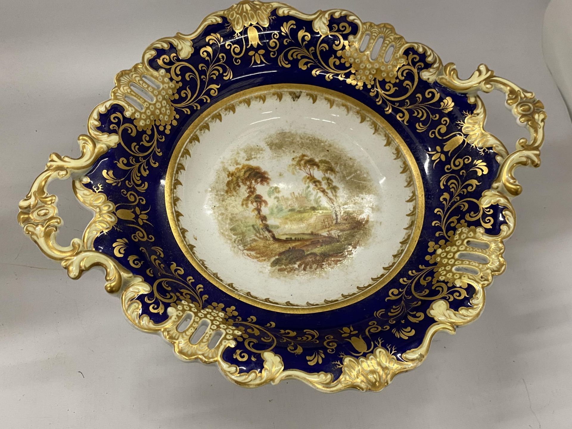 A VICTORIAN FOOTED COMPORT WITH COBALT BLUE, GOLD FILIGREE AND TRANSFER PRINTED SCENE, HEIGHT 17CM - Image 2 of 4