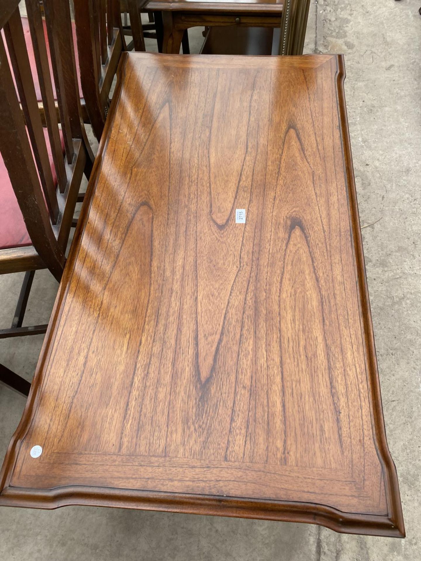 A MODERN HARDWOOD TWO TIER COFFEE TABLE WITH END PULL-OUT SLIDES, 47X25" - Image 3 of 3