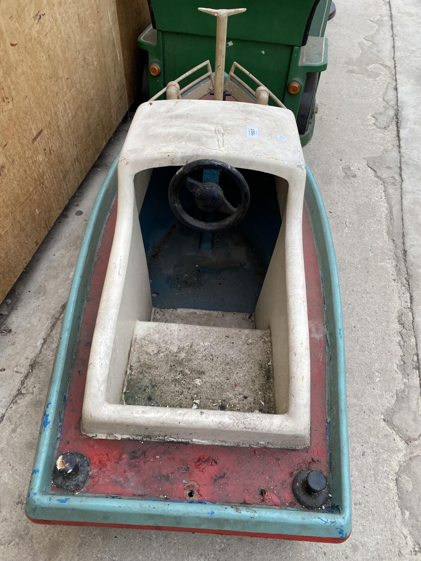 A VINTAGE BOAT FAIRGROUND RIDE - Image 4 of 5