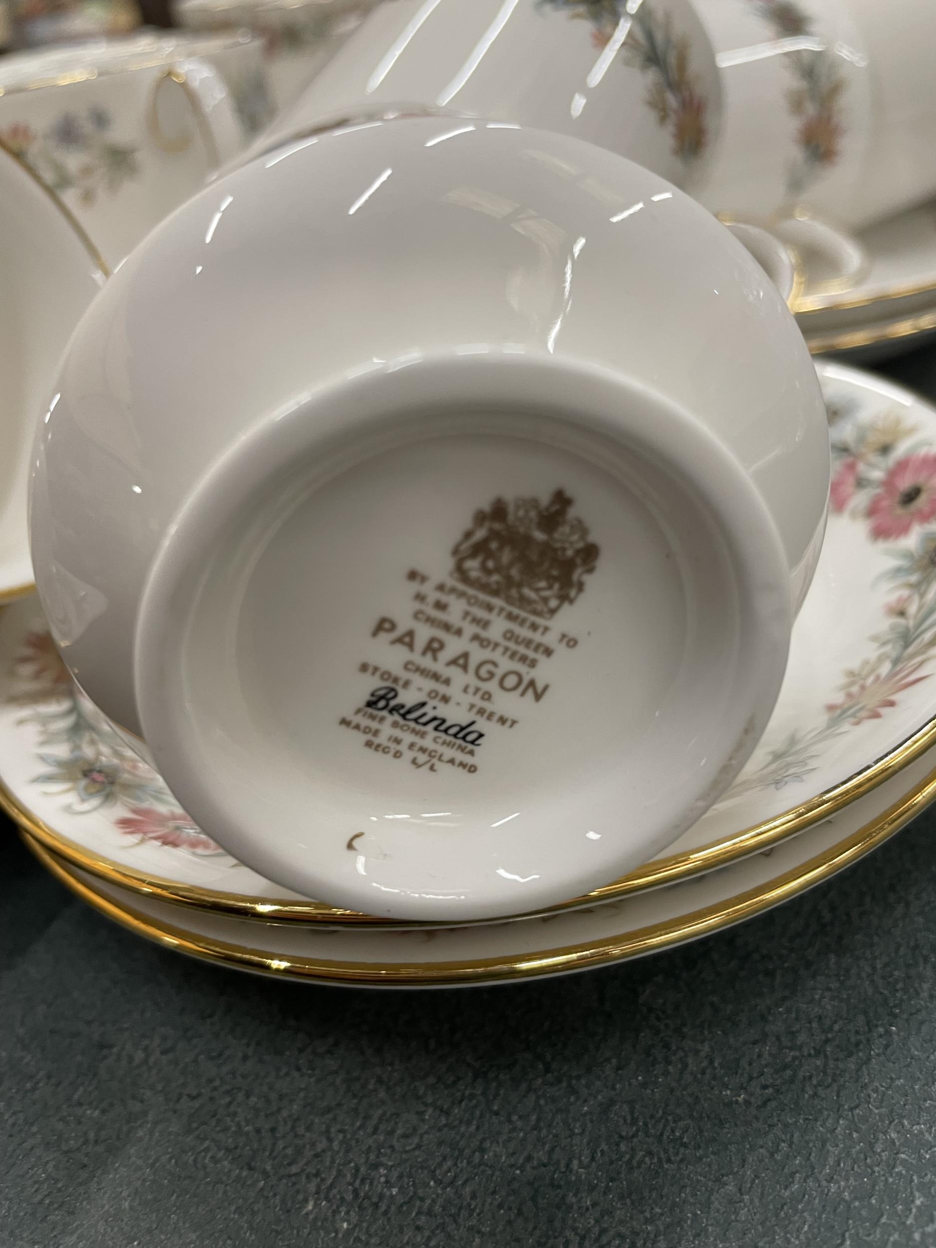 A PARAGON BELINDA PART DINNER SERVICE TO INCLUDE DINNER PLATES, CUPS AND SAUCERS, COFFEE POT, - Image 5 of 5
