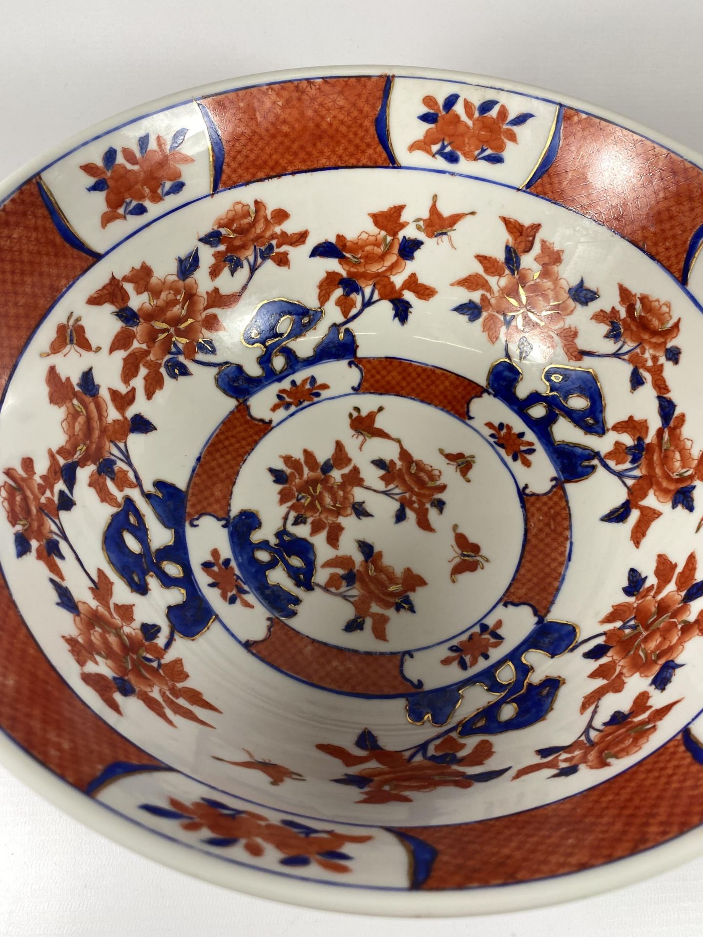 A LARGE HONG KONG IMARI STYLE FRUIT BOWL, DIAMETER 31CM - Image 3 of 4