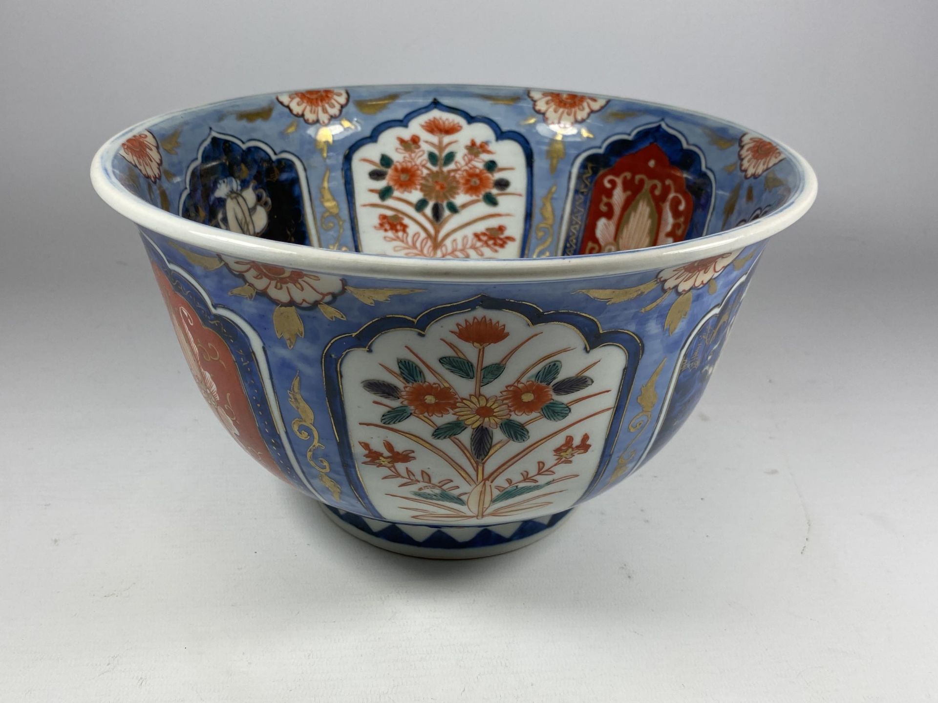 A LARGE JAPANESE MEIJI PERIOD (1868-1912) IMARI BOWL WITH SIX CHARACTER MARK TO BASE, DIAMETER 25. - Image 3 of 8