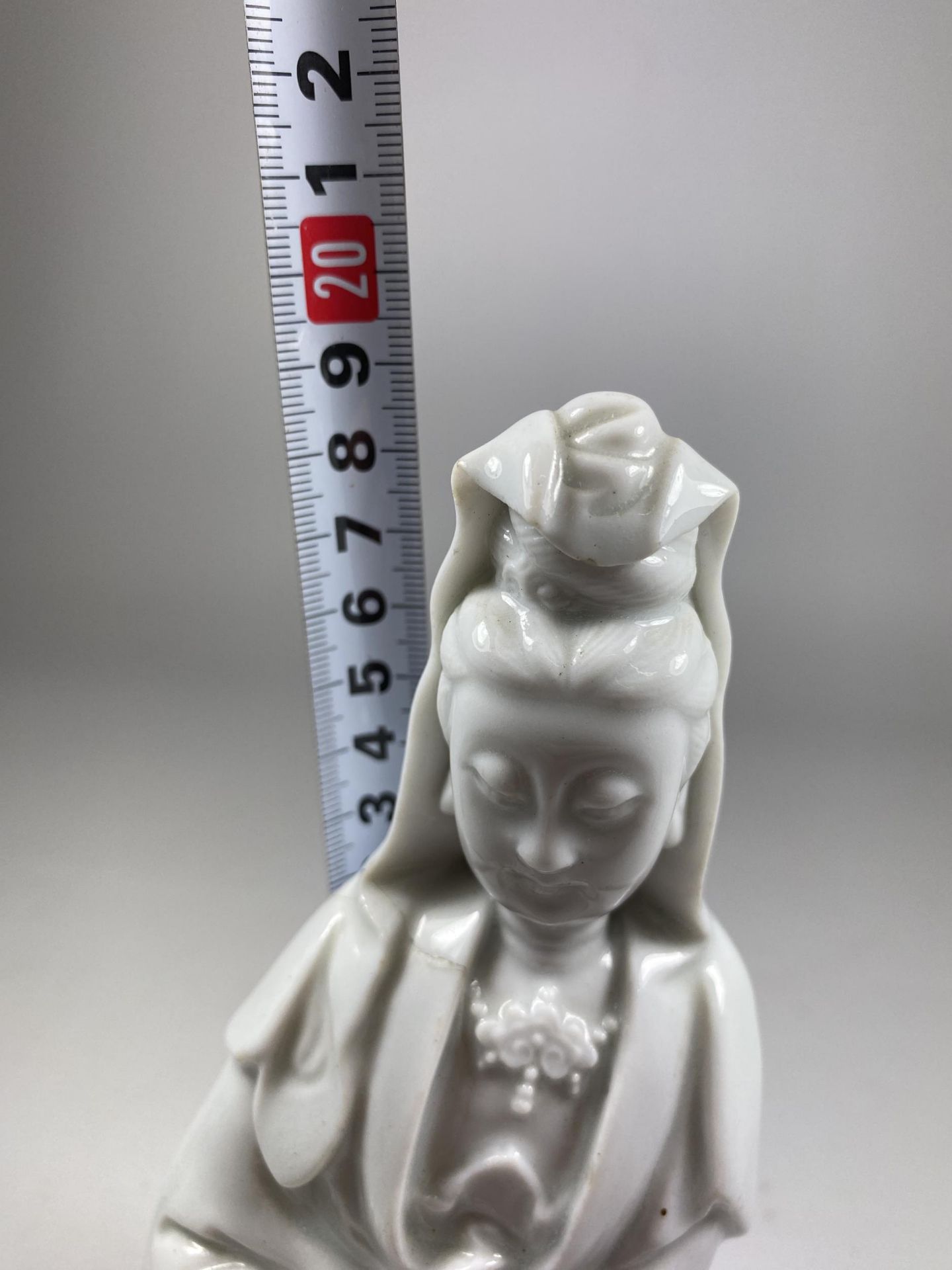 A 19TH CENTURY CHINESE PORCELAIN BLANC DE CHINE FIGURE OF GUANYIN, HEIGHT 19CM (A/F) - Image 8 of 8