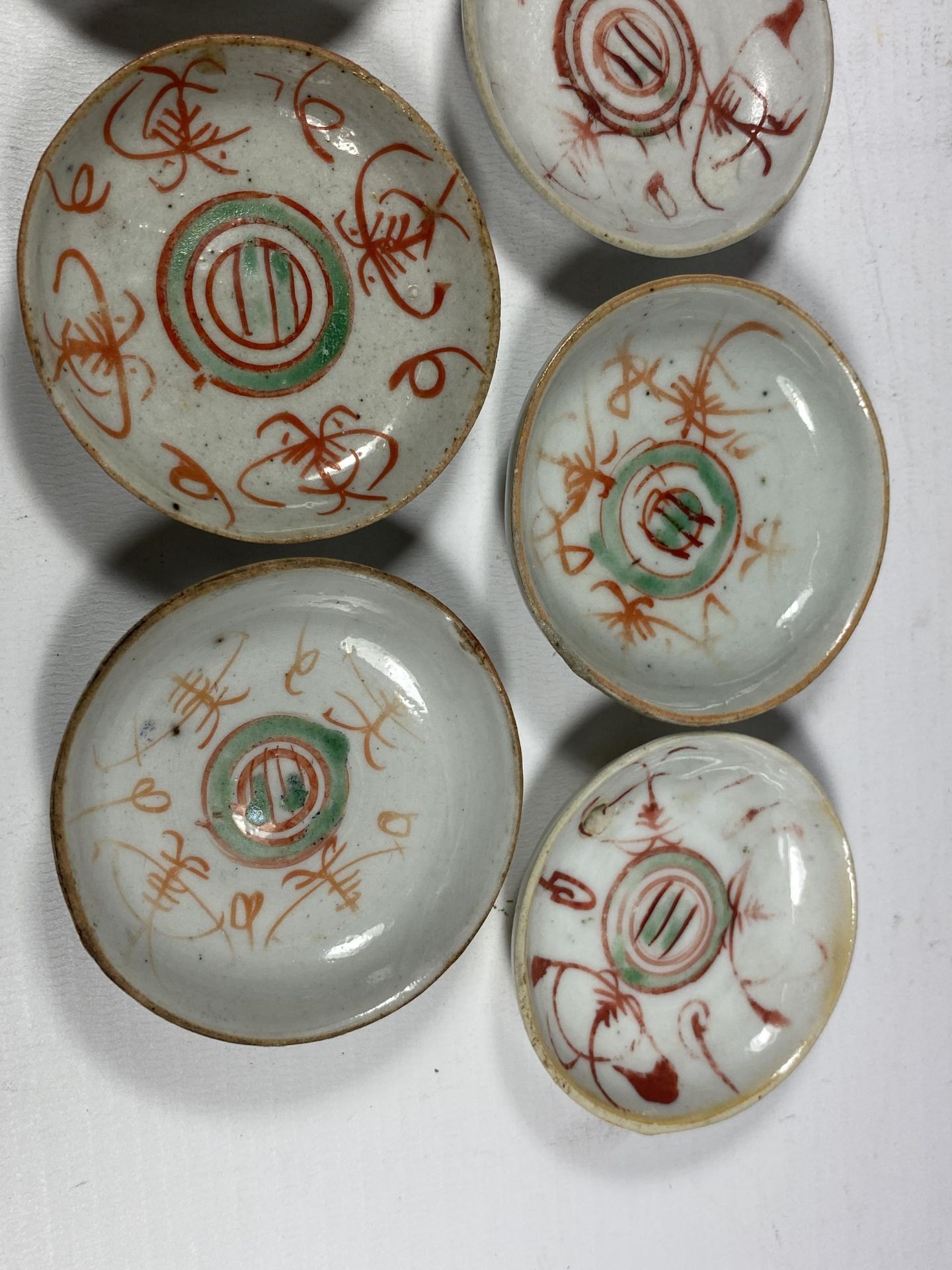 A SET OF SEVEN 18/19TH CENTURY CHINESE PORCELAIN DISHES, DIAMETER 6.5CM - Image 3 of 5