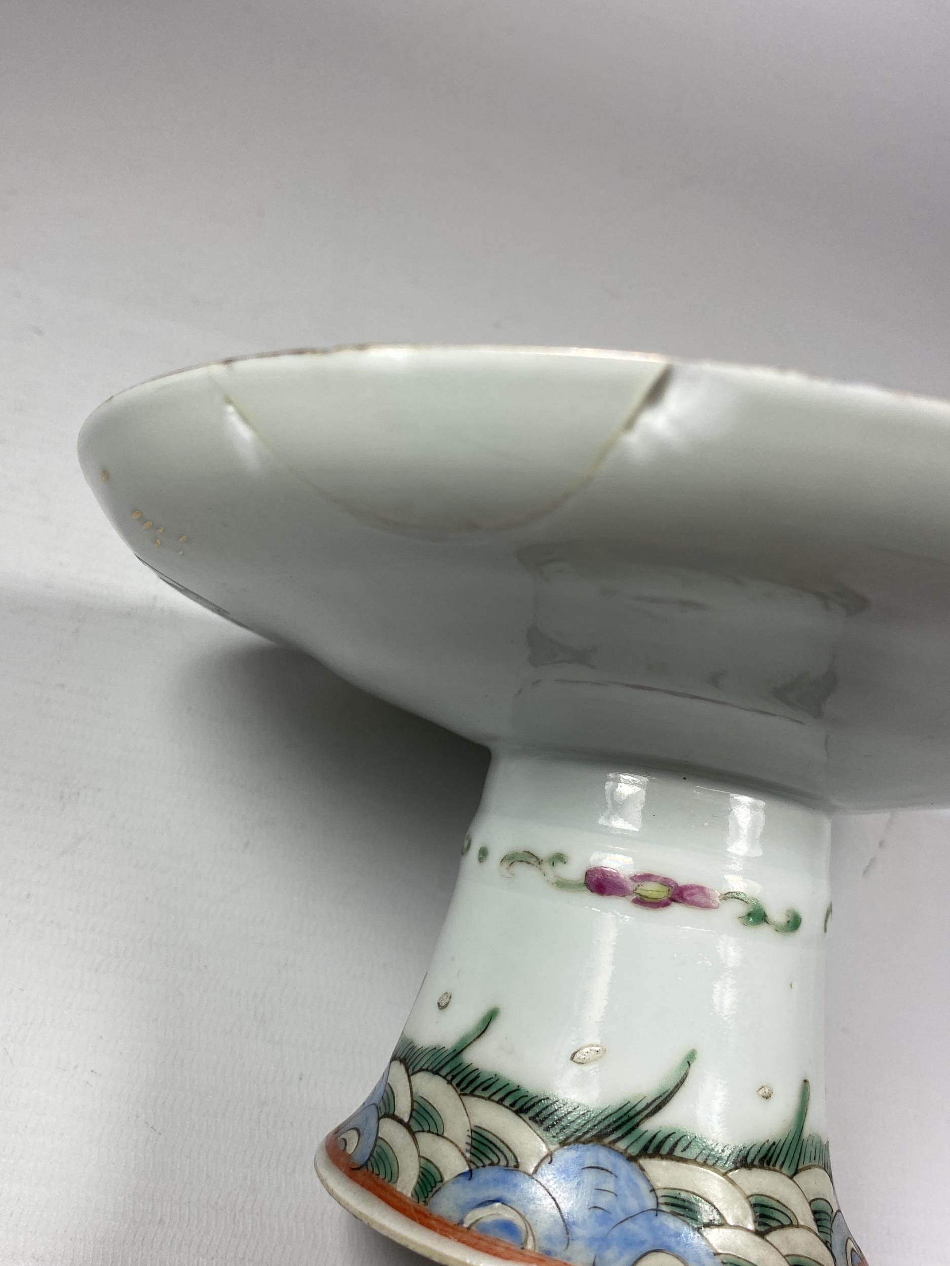 A CHINESE QING PORCELAIN TAZZA / PEDESTAL STAND WITH ENAMELLED FLORAL DESIGN, DIAMETER 18CM (A/F) - Image 6 of 8