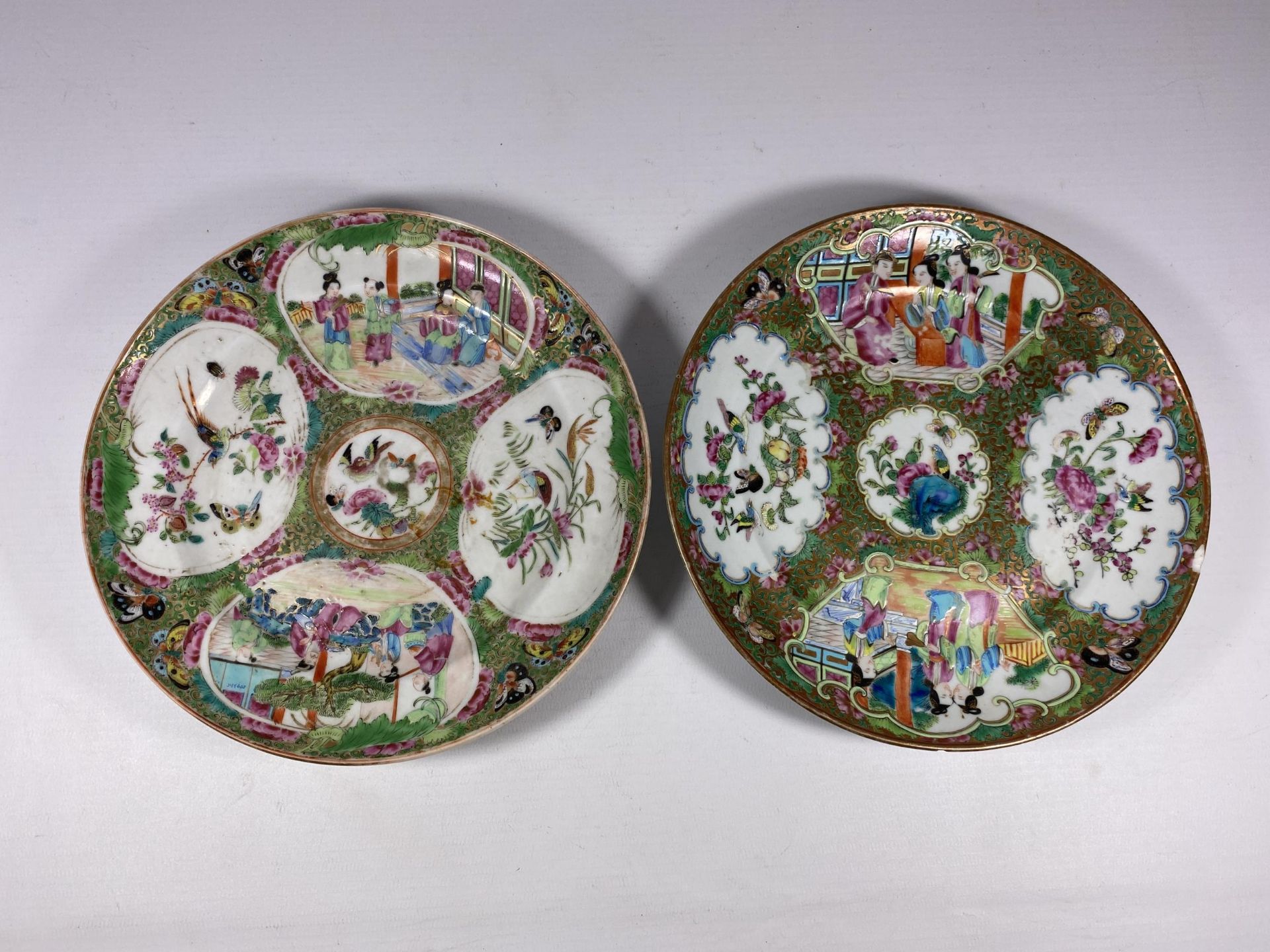 A PAIR OF 19TH CENTURY CHINESE CANTON FAMILLE ROSE MEDALLION PLATES, DIAMETER 20CM