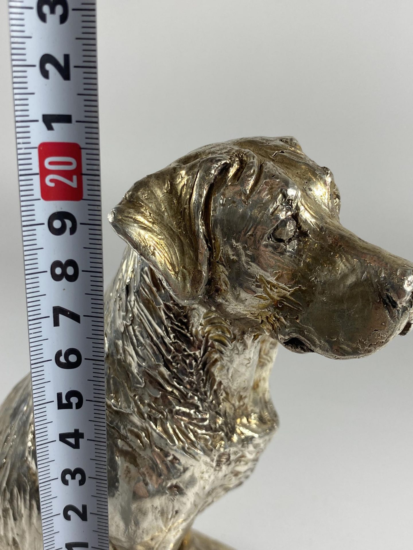 A LARGE HALLMARKED SILVER FILLED CAMELOT SILVERWARE LTD MODEL OF A SEATED LABRADOR, HEIGHT 21CM - Bild 7 aus 7