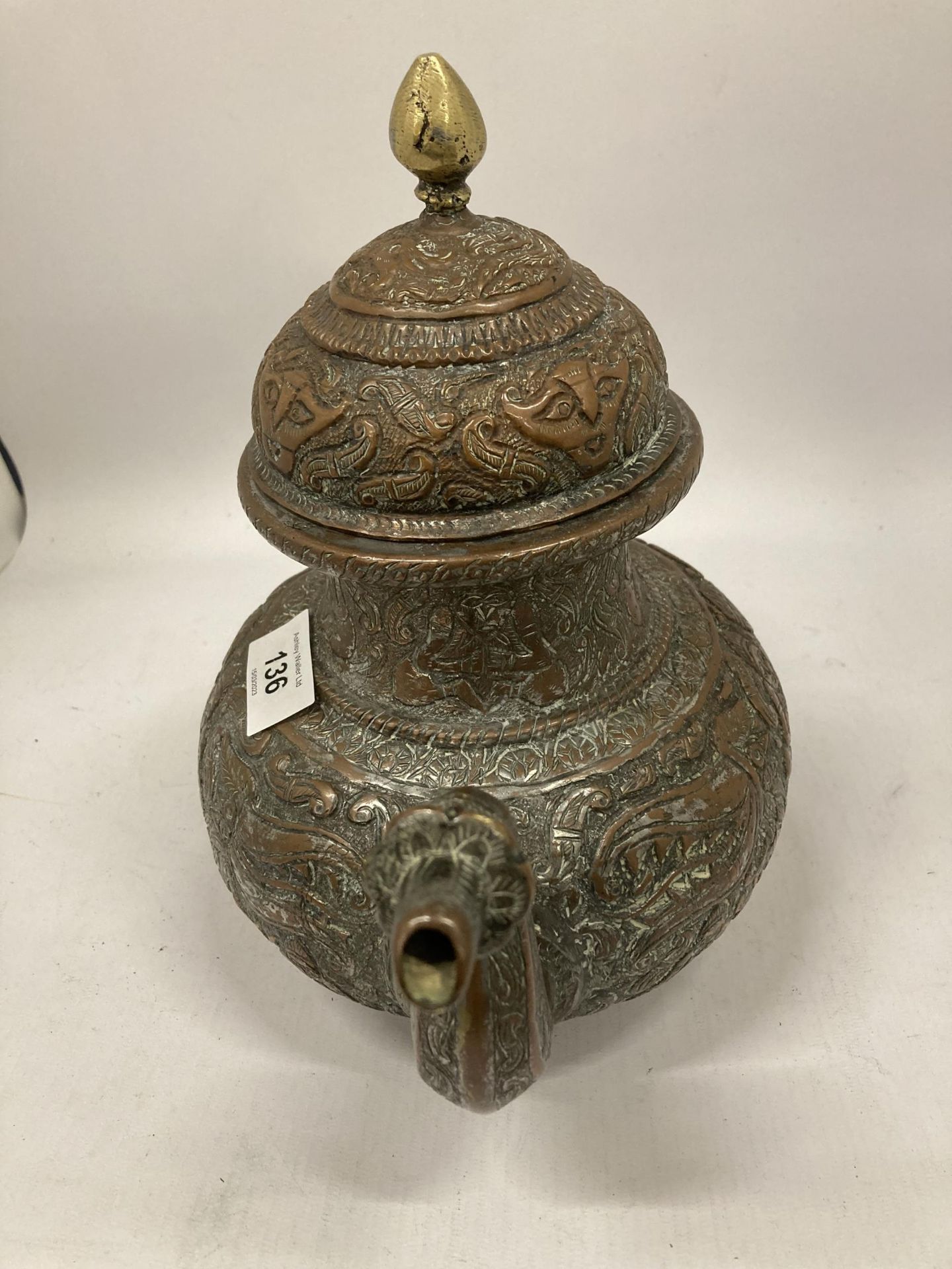 A LARGE COPPER AND BRASS COFFEE POT WITH ORNATE ENGRAVED DECORATION HEIGHT 28CM - Image 3 of 3
