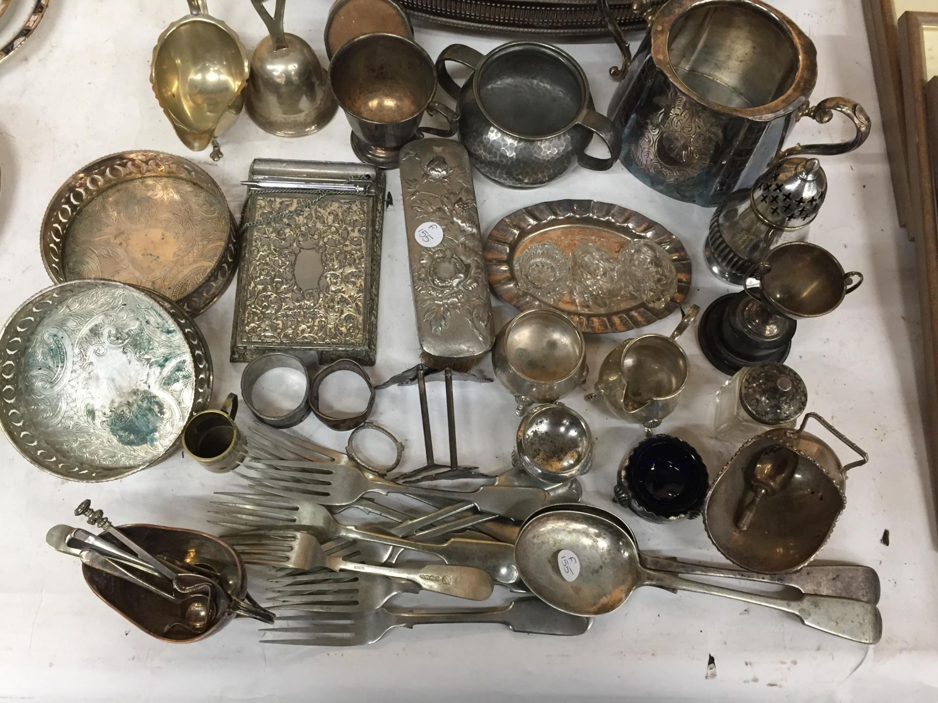 A LARGE QUANTITY OF WHITE METAL AND SILVER PLATE ITEMS TO INCLUDE A TRAY, SIX GOBLETS, FLATWARE, ETC - Image 3 of 3