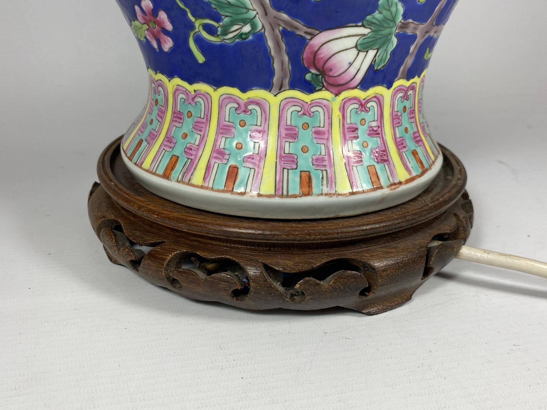 A LARGE CHINESE ENAMEL DESIGN PEACH BLOSSOM TABLE LAMP ON CARVED WOODEN BASE, HEIGHT INCLUDING - Image 4 of 4
