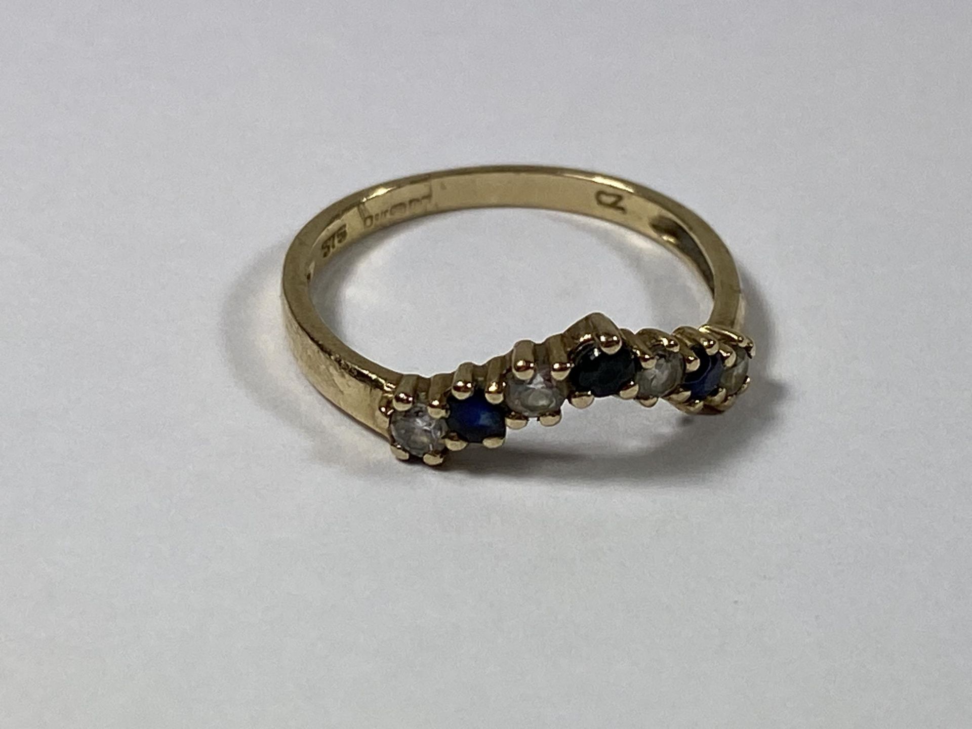 A 9CT GOLD WISHBONE SAPPHIRE & CZ RING, WEIGHT 1.2G