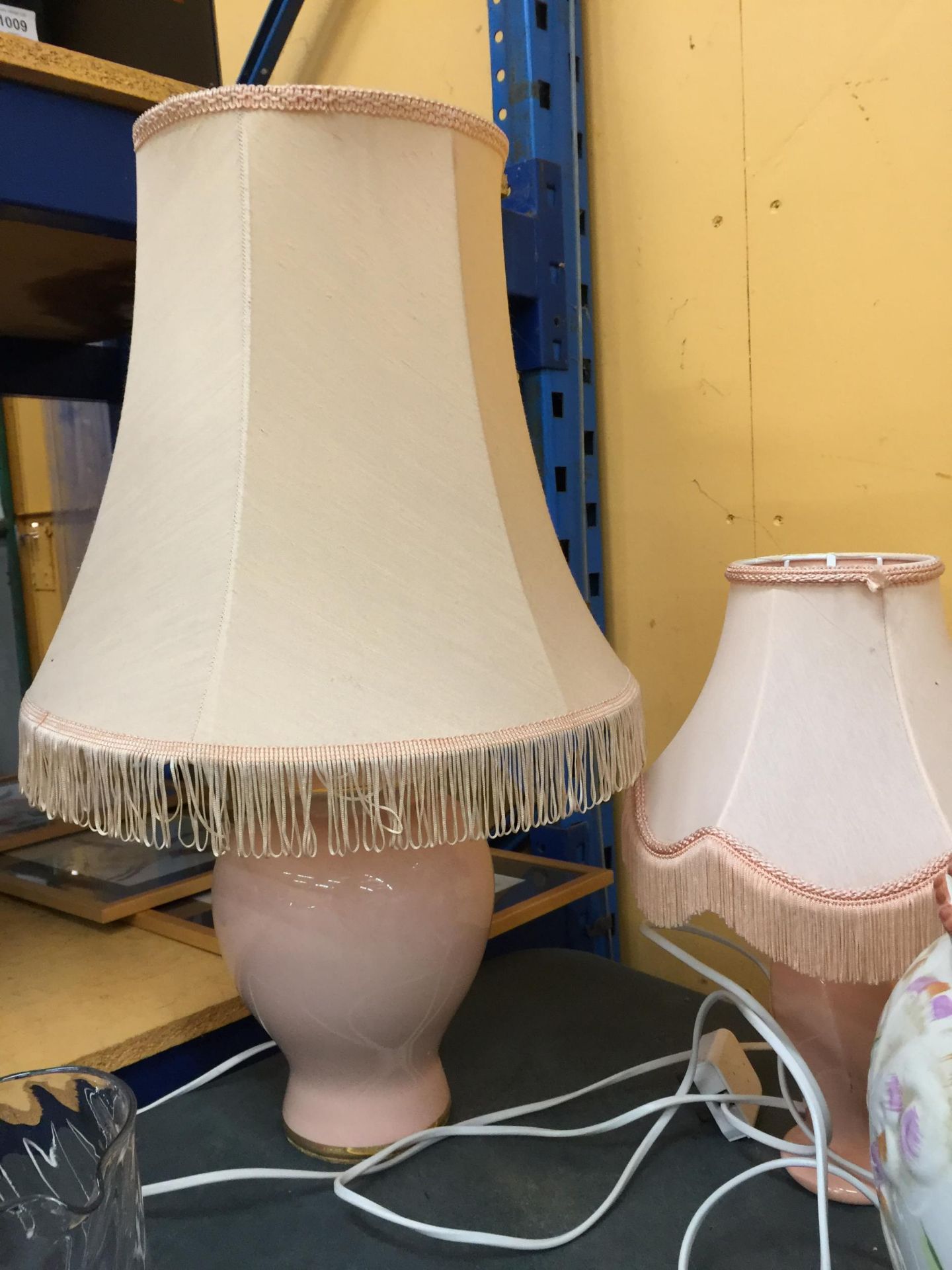 TWO PEACH COLOURED TABLE LAMPS WITH SHADES PLUS A LARGE FLORAL PLANTER - Image 3 of 4