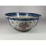A LARGE LATE 18TH CENTURY CHINESE EXPORT PORCELAIN FRUIT BOWL WITH FLORAL DESIGN, DIAMETER 26CM