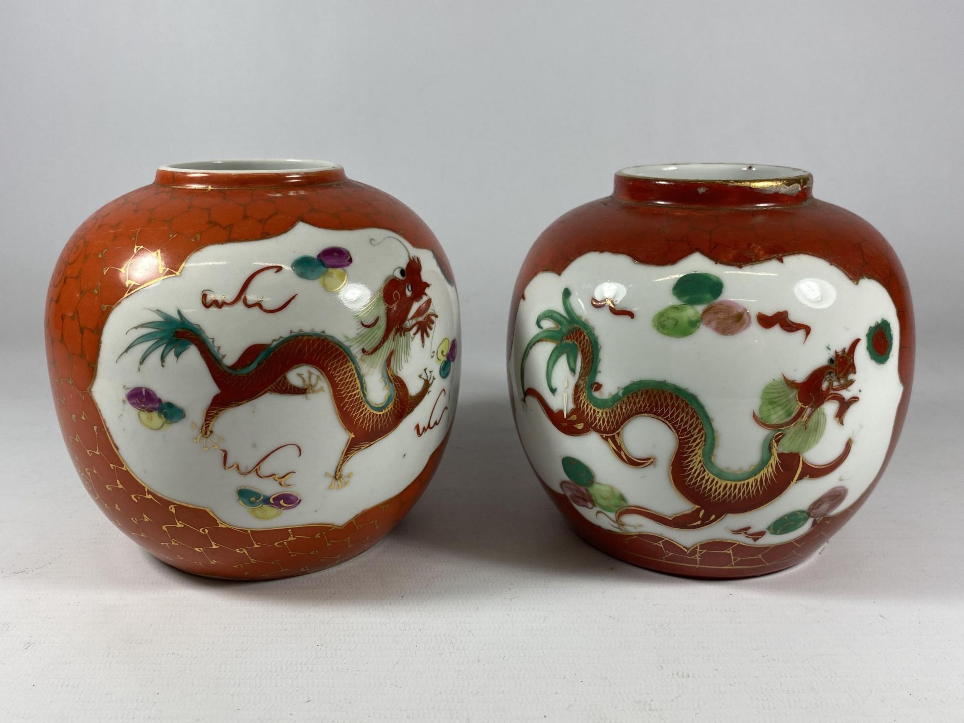 A PAIR OF CHINESE DRAGON DESIGN GINGER JARS