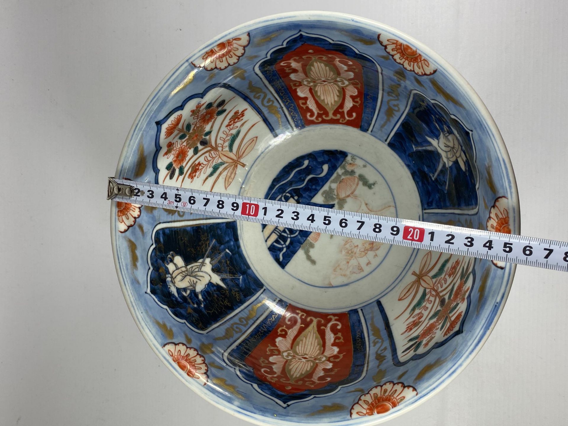 A LARGE JAPANESE MEIJI PERIOD (1868-1912) IMARI BOWL WITH SIX CHARACTER MARK TO BASE, DIAMETER 25. - Image 8 of 8