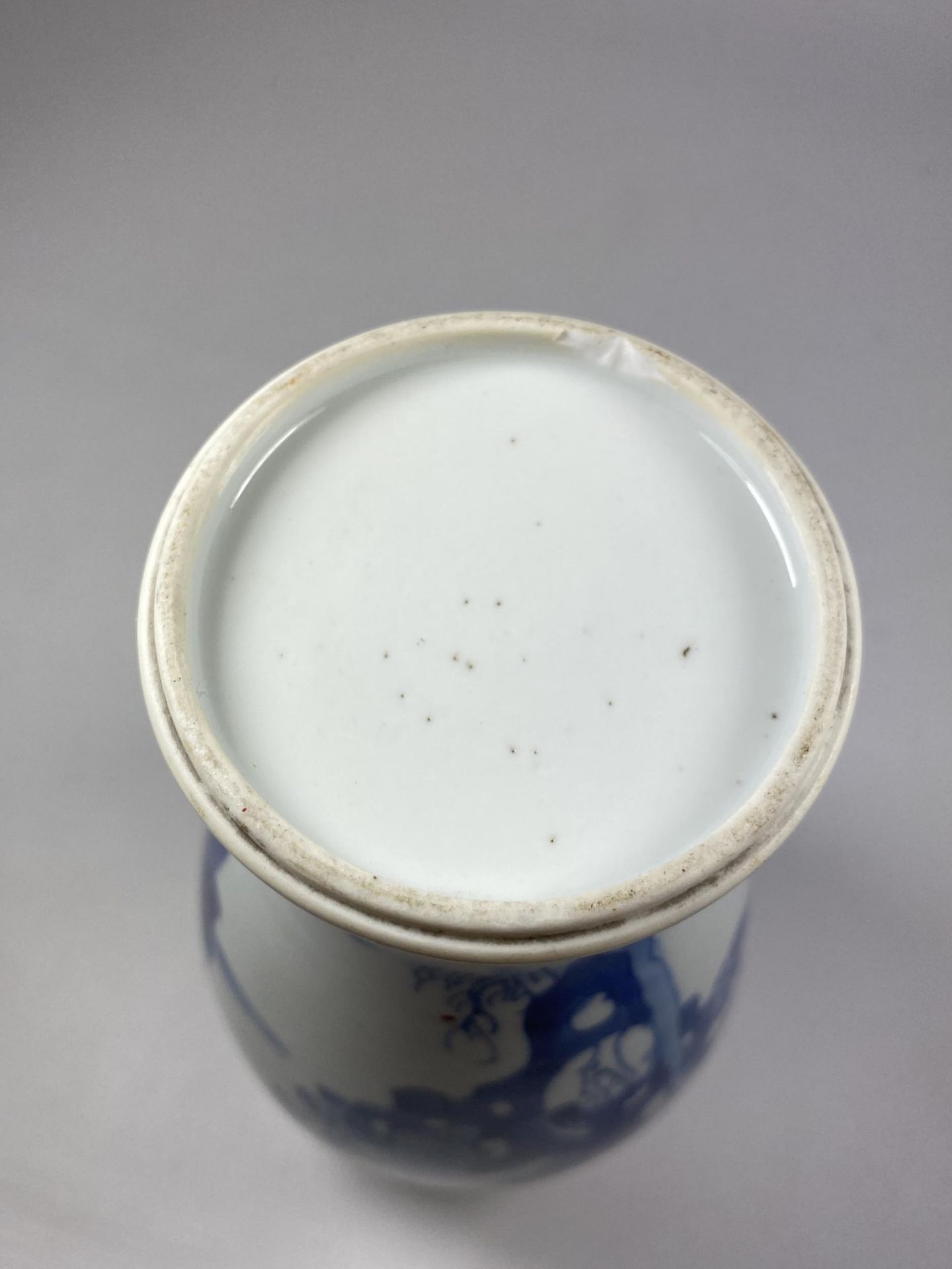 A CHINESE KANGXI PERIOD (1661-1722) BLUE AND WHITE PORCELAIN BALUSTER FORM VASE DEPICTING FIGURES IN - Image 5 of 8