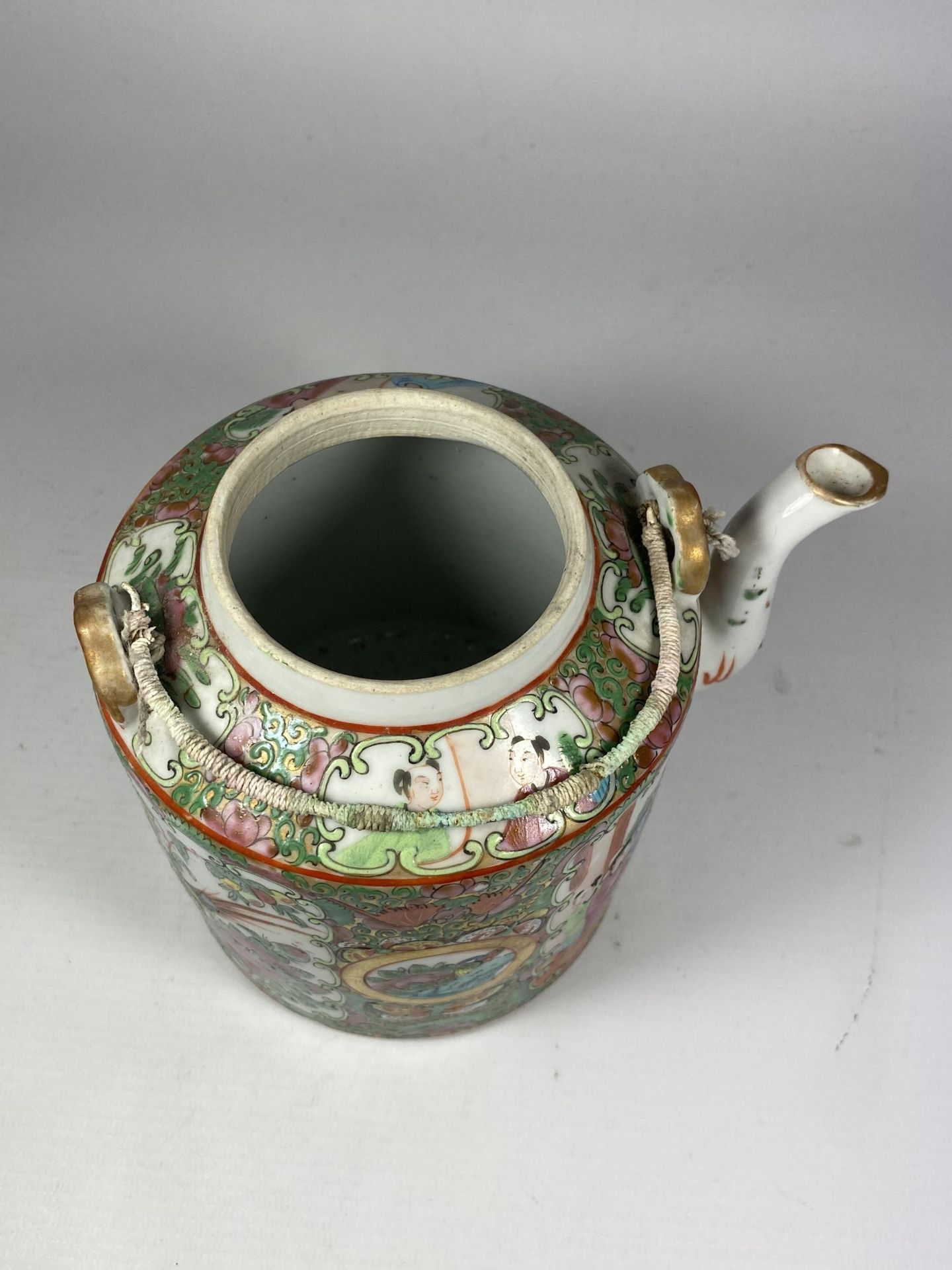 A 19TH CENTURY CHINESE CANTON FAMILLE ROSE MEDALLION TEAPOT, HEIGHT 16CM - Image 3 of 5
