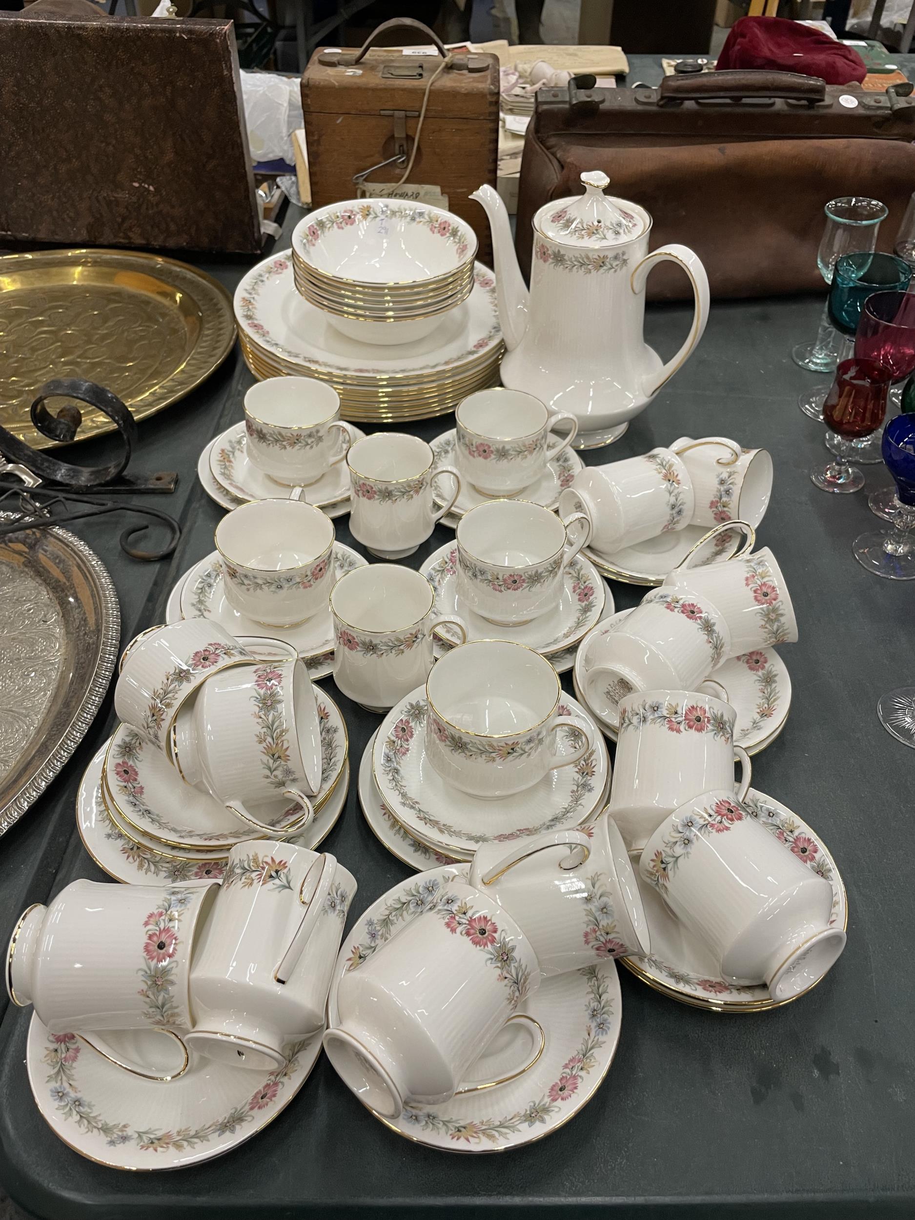 A PARAGON BELINDA PART DINNER SERVICE TO INCLUDE DINNER PLATES, CUPS AND SAUCERS, COFFEE POT,