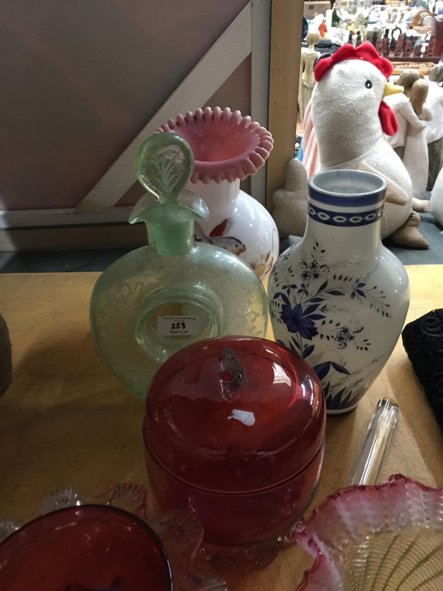 A QUANTITY OF VINTAGE GLASSWARE TO INCLUDE CRANBERRY BOWLS, BOTTLES WITH STOPPERS, JUGS, ETC PLUS - Image 2 of 4