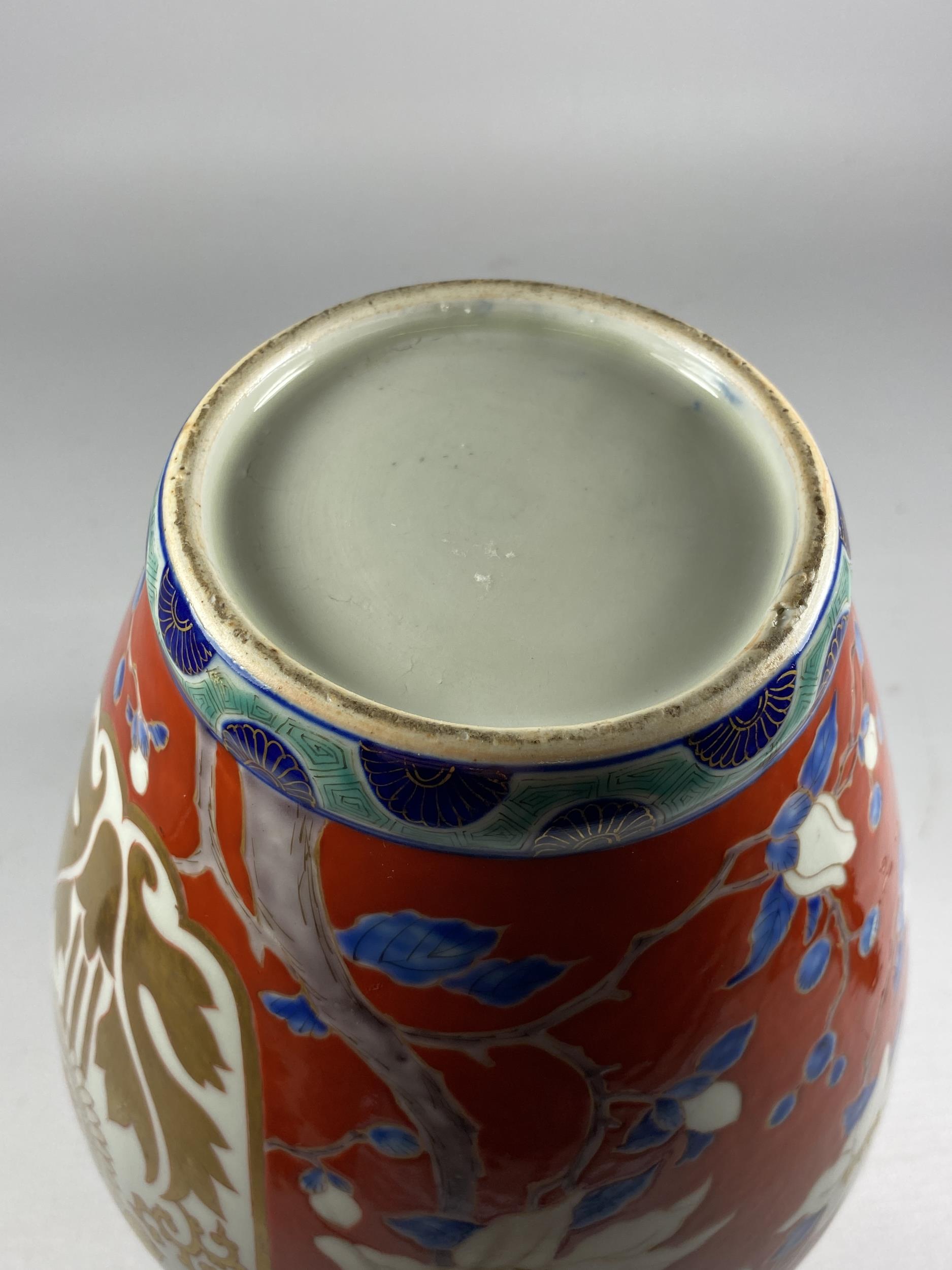 A LARGE JAPANESE MEIJI PERIOD (1868-1912) OVOID FORM WITH RED ENAMEL AND FLORAL DESIGN, HEIGHT 24CM - Image 5 of 6