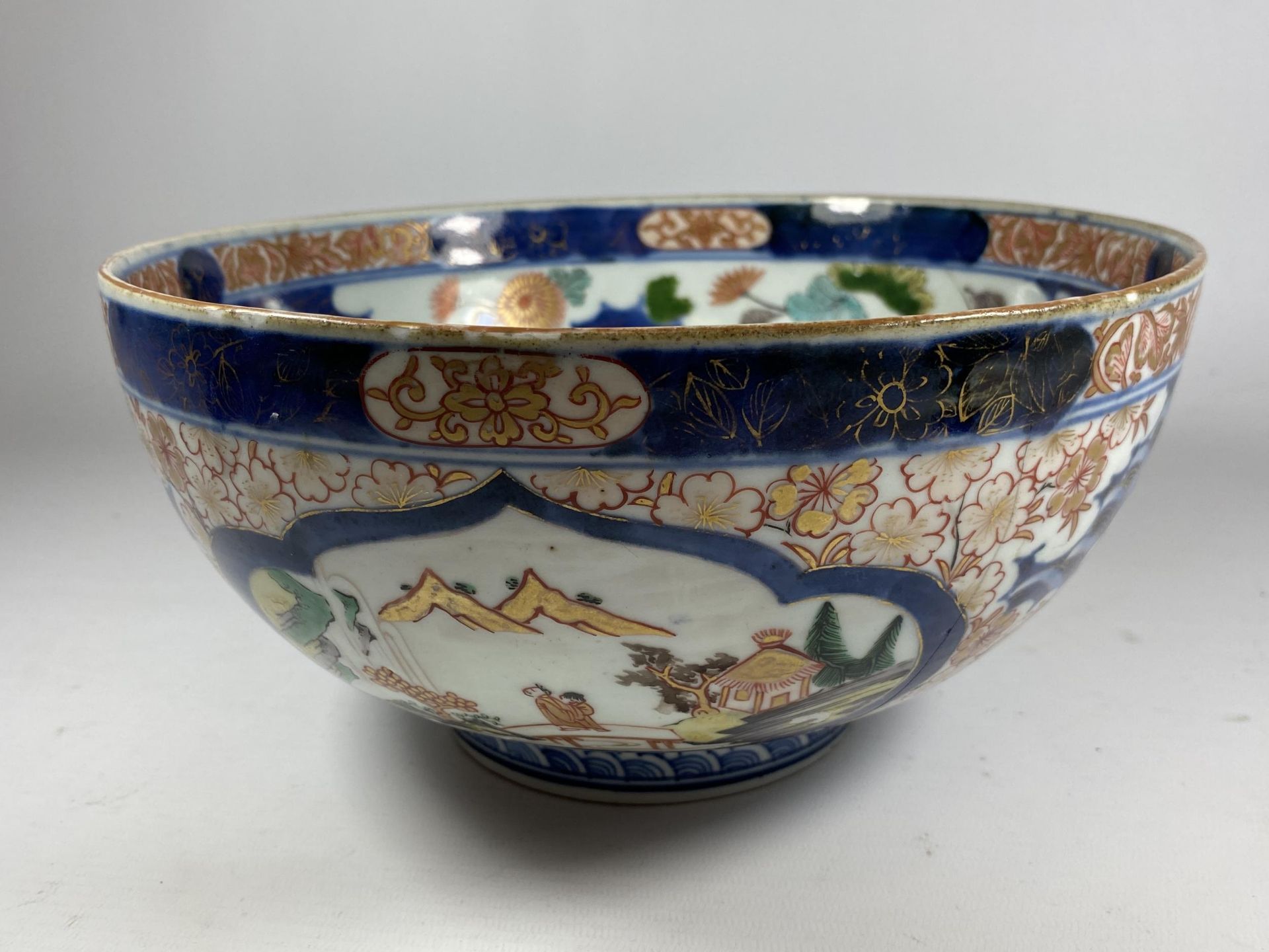 A LARGE JAPANESE MEIJI PERIOD (1868-1912) IMARI PORCELAIN FRUIT BOWL, FLORAL AND DOUBLE RING MARK TO - Image 3 of 9