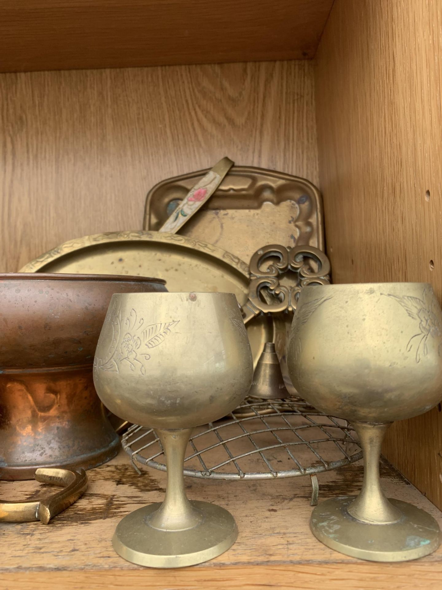 AN ASSORTMENT OF BRASS AND COPPER WARE TO INCLUDE A JUG, GOBLETS AND TRAYS ETC - Image 2 of 4