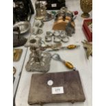 A QUANTITY OF SILVER PLATED ITEMS TO INCLUDE CANDLESTICKS, NAPKIN RINGS, BOTTLE STOPPERS, A BOXED