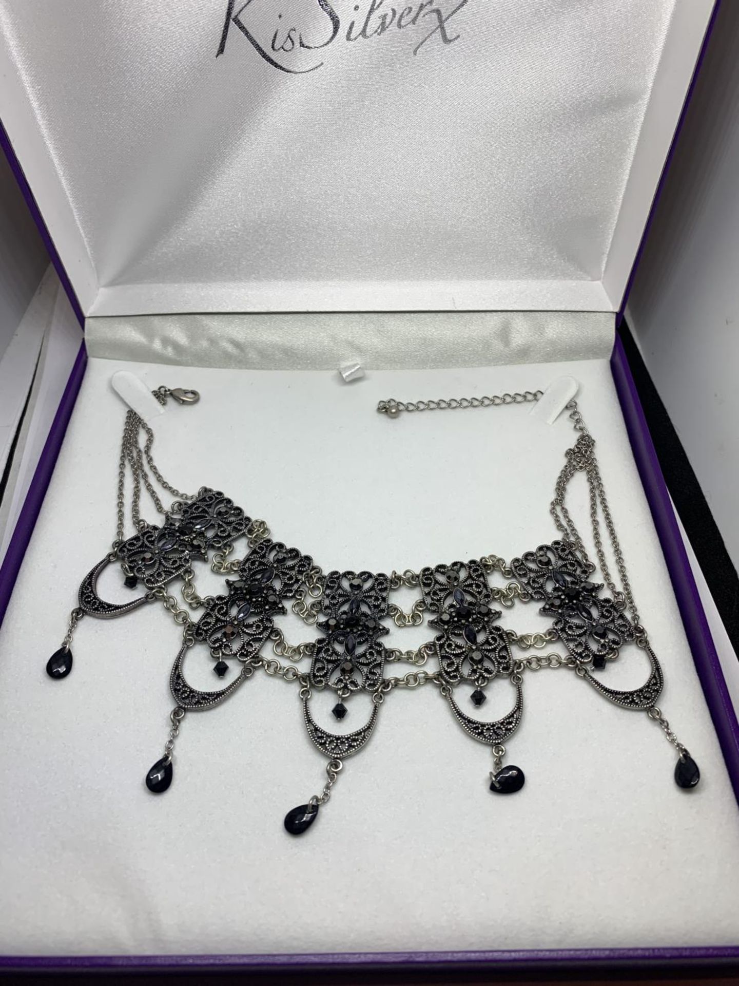 AN ART DECO NECKLACE IN A PRESENTATION BOX
