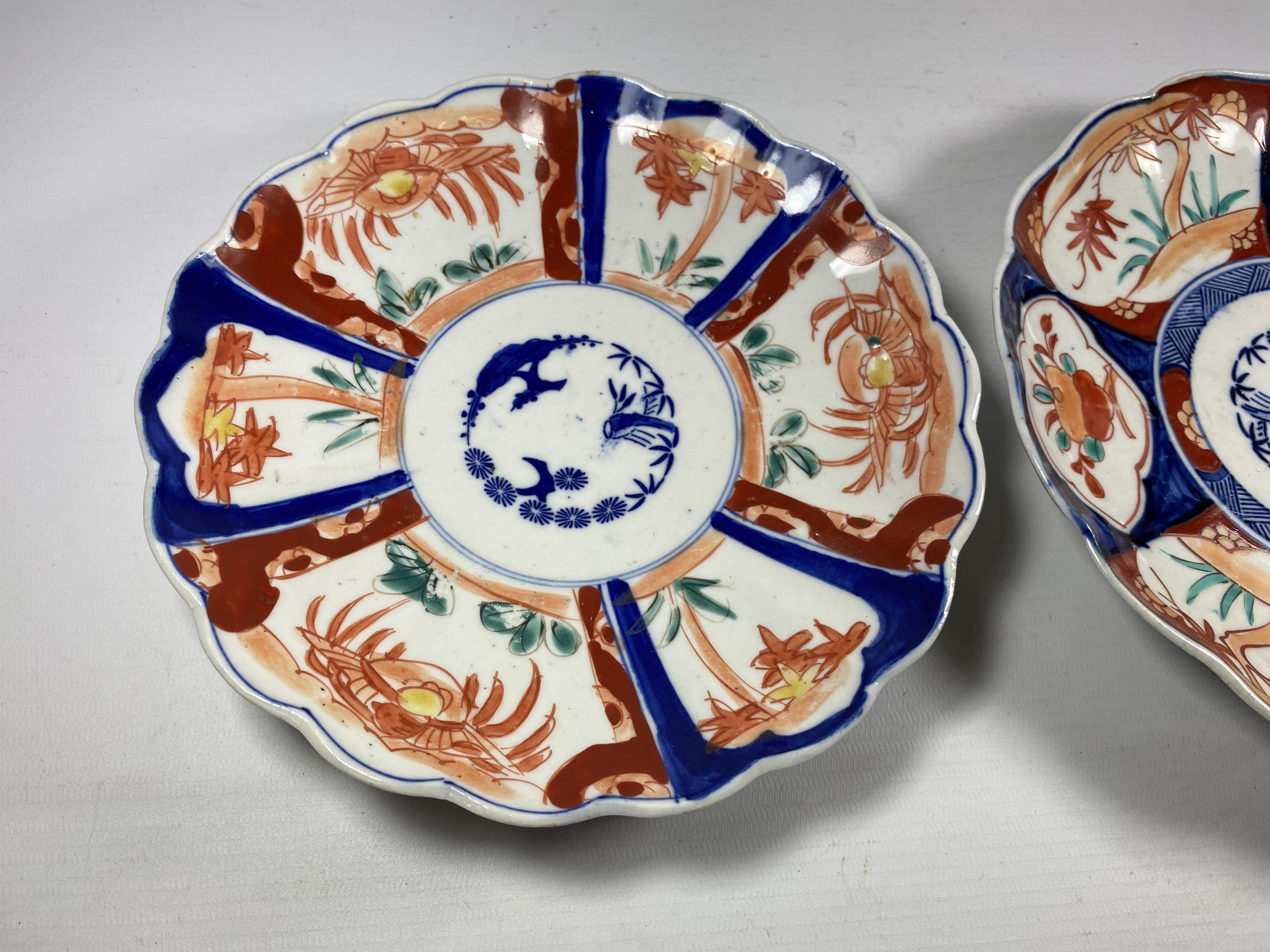 A PAIR OF JAPANESE MEIJI PERIOD (1868-1912) IMARI SCALLOPED RIM PLATES - Image 2 of 4