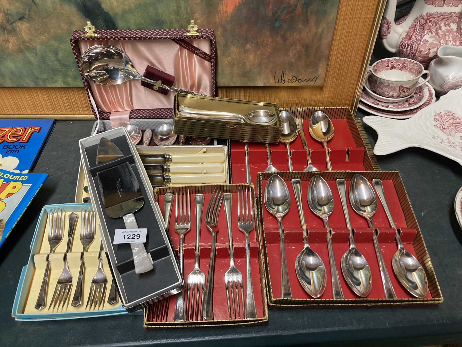 A QUANTITY OF VINTAGE BOXED FLATWARE TO INCLUDE KNIVES, FORKS, SPOONS, ETC